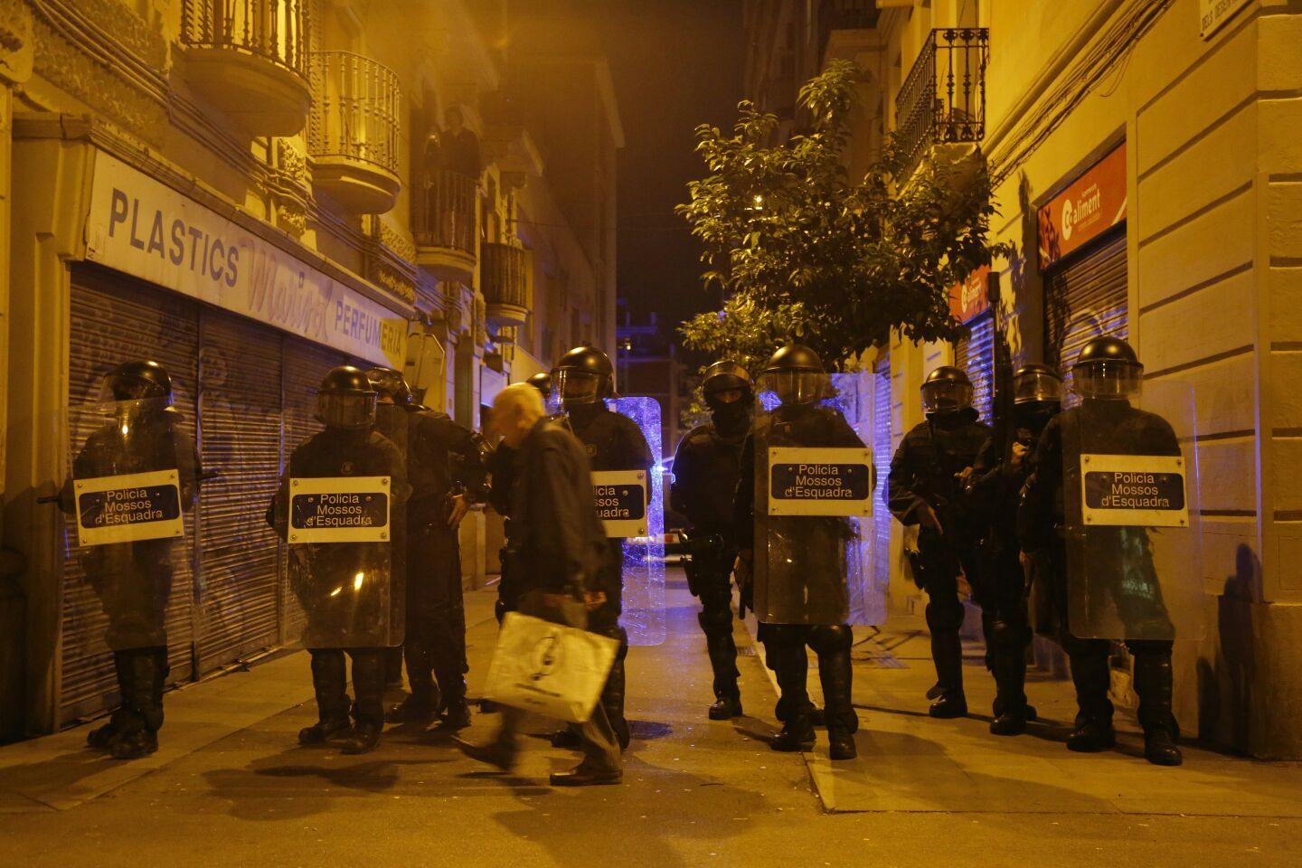 Gràcia s’aboca a una tercera nit de protestes