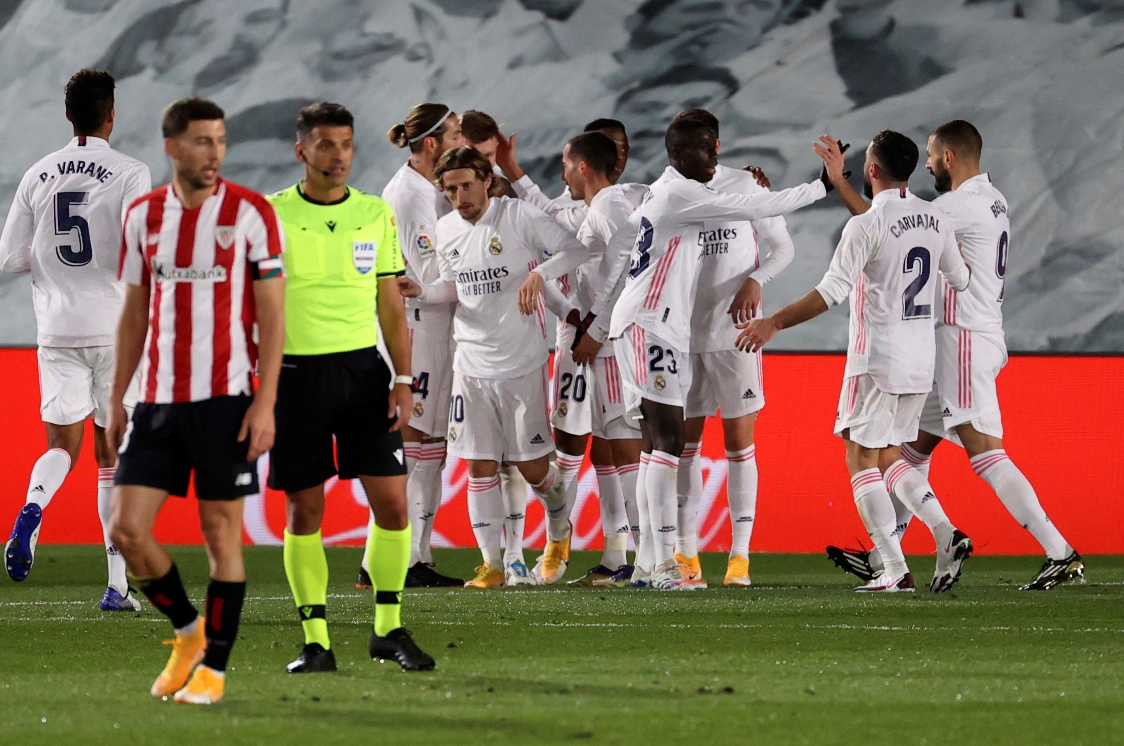 El Madrid s'aprofita de l'expulsió davant un digne Athletic (3-1)
