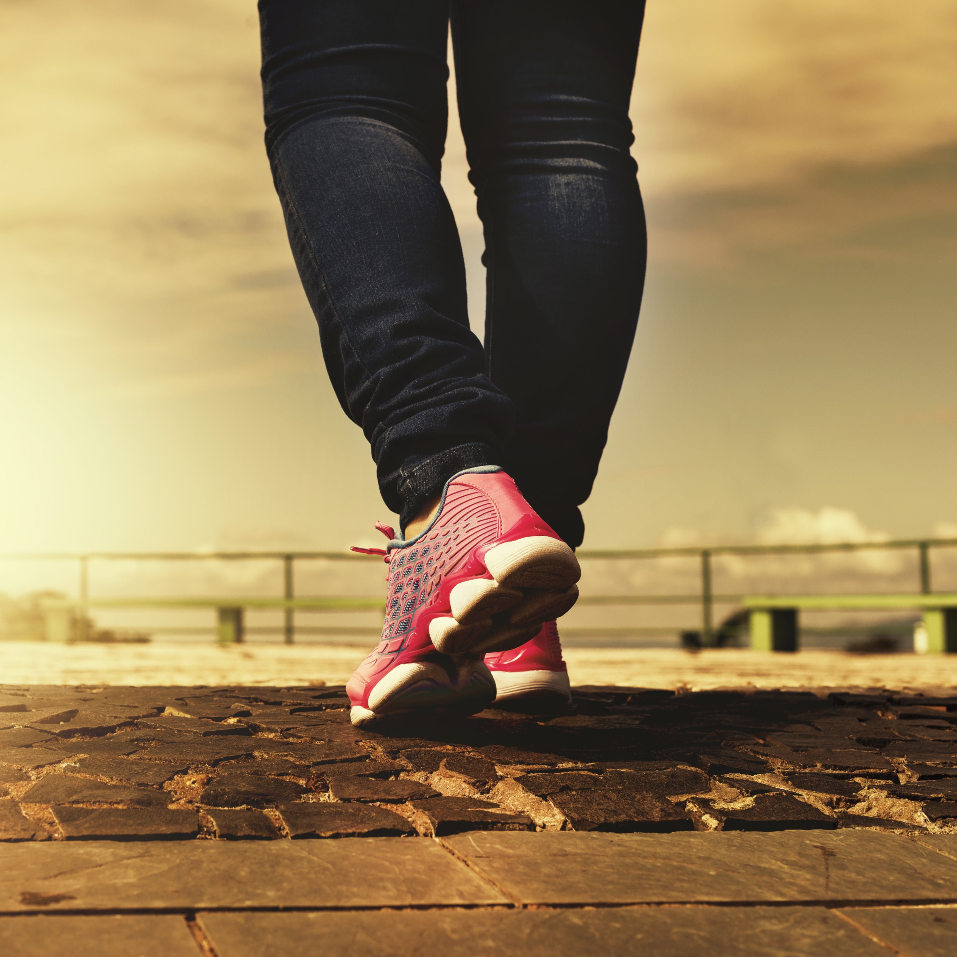 Por qué deberías caminar rápidamente a diario y cómo hacerlo bien