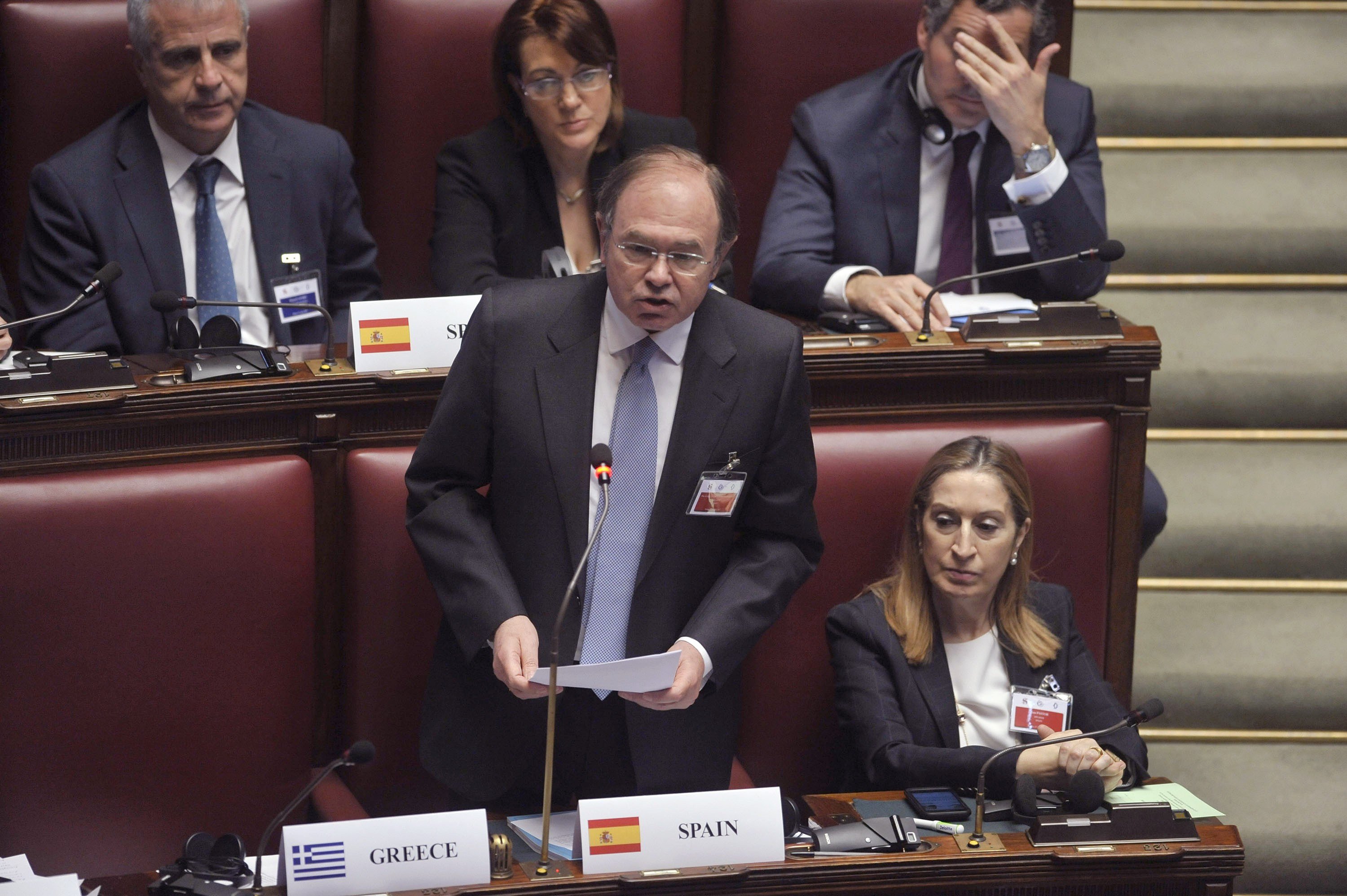 Escudero homenajeó en el Senado a un franquista y ahora 'aparca' a Puigdemont