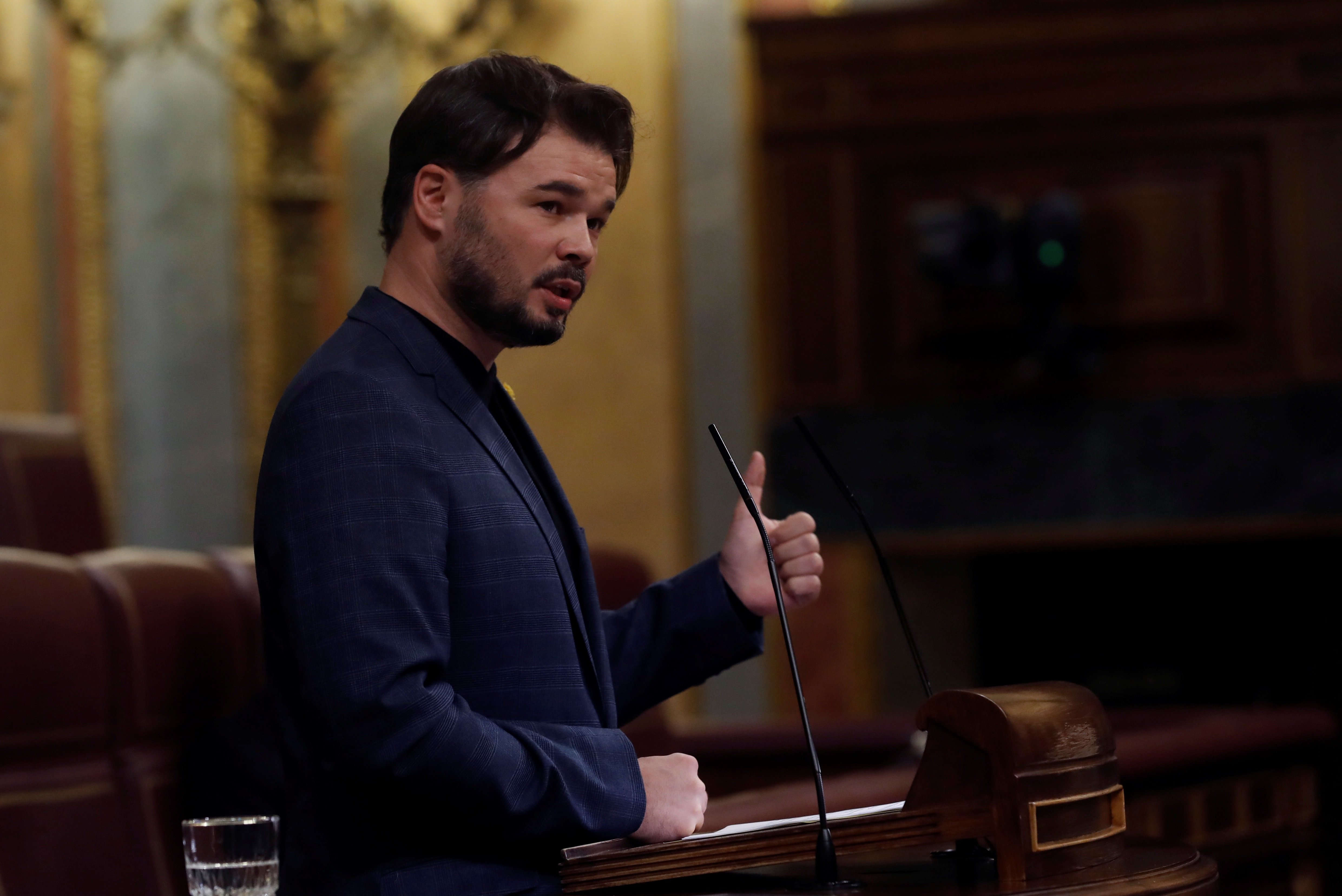 Rufián avisa a JxCat que, mientras ataca a ERC, "Iceta acaricia un gato"