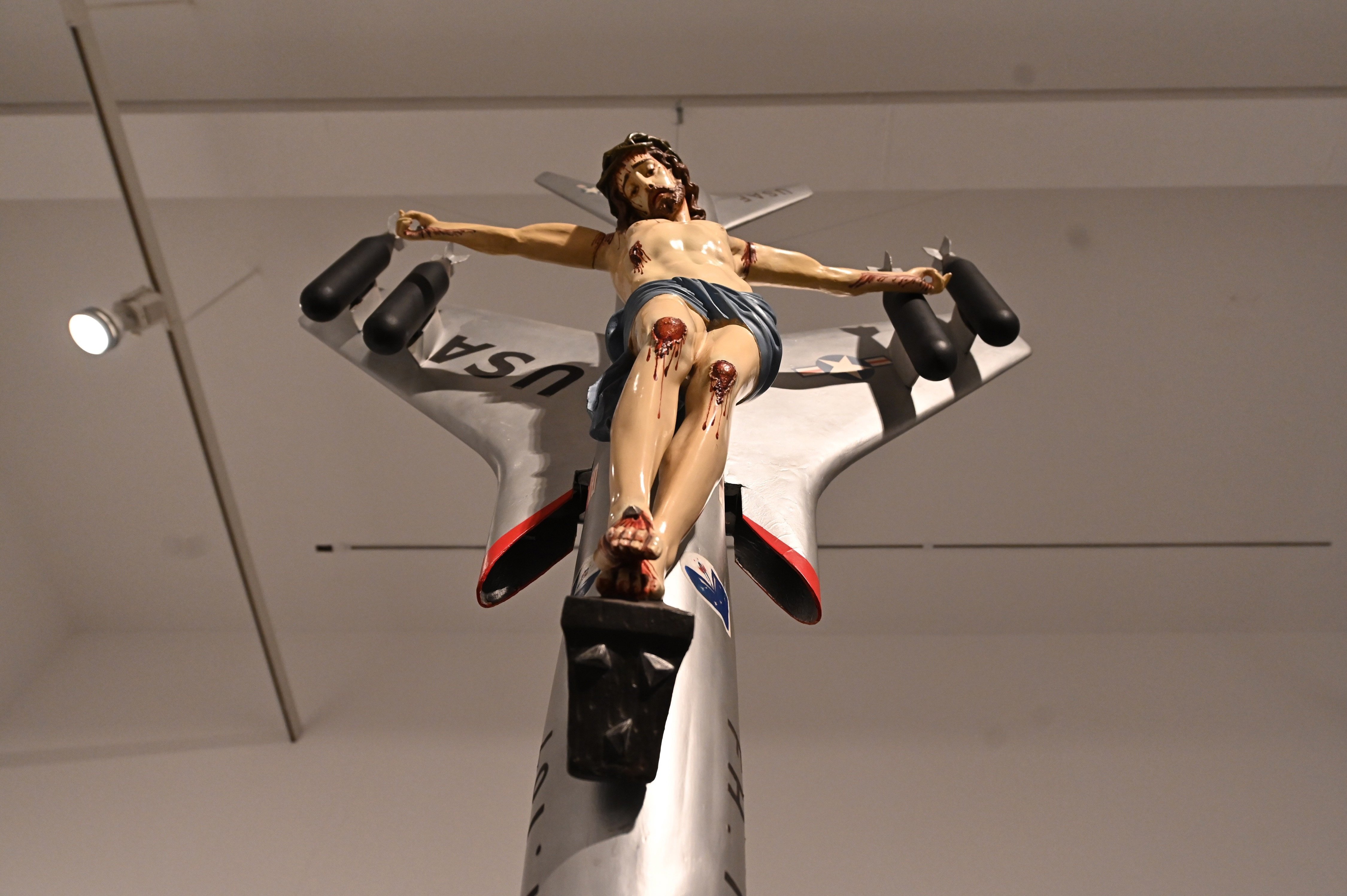 Cristo en un avión y caca de pájaro: la exposición del Reina Sofía que traerá cola
