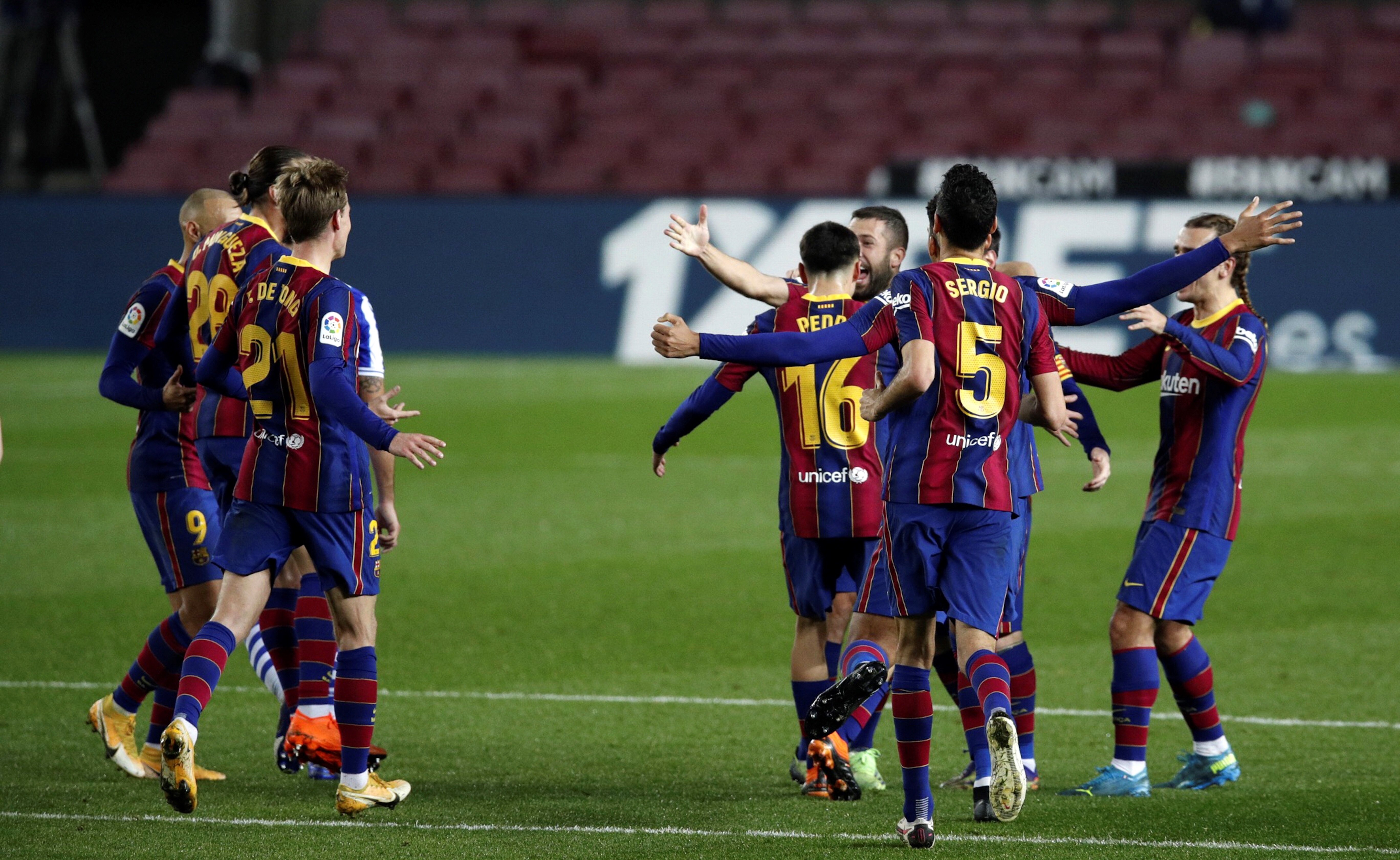 El Barça cambia de actitud y sobrevive contra la Real Sociedad (2-1)