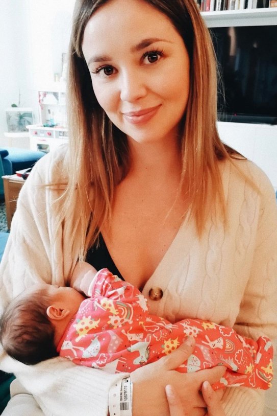 Dafne Fernández feliz cono su hija recién nacida @dafnefernandez