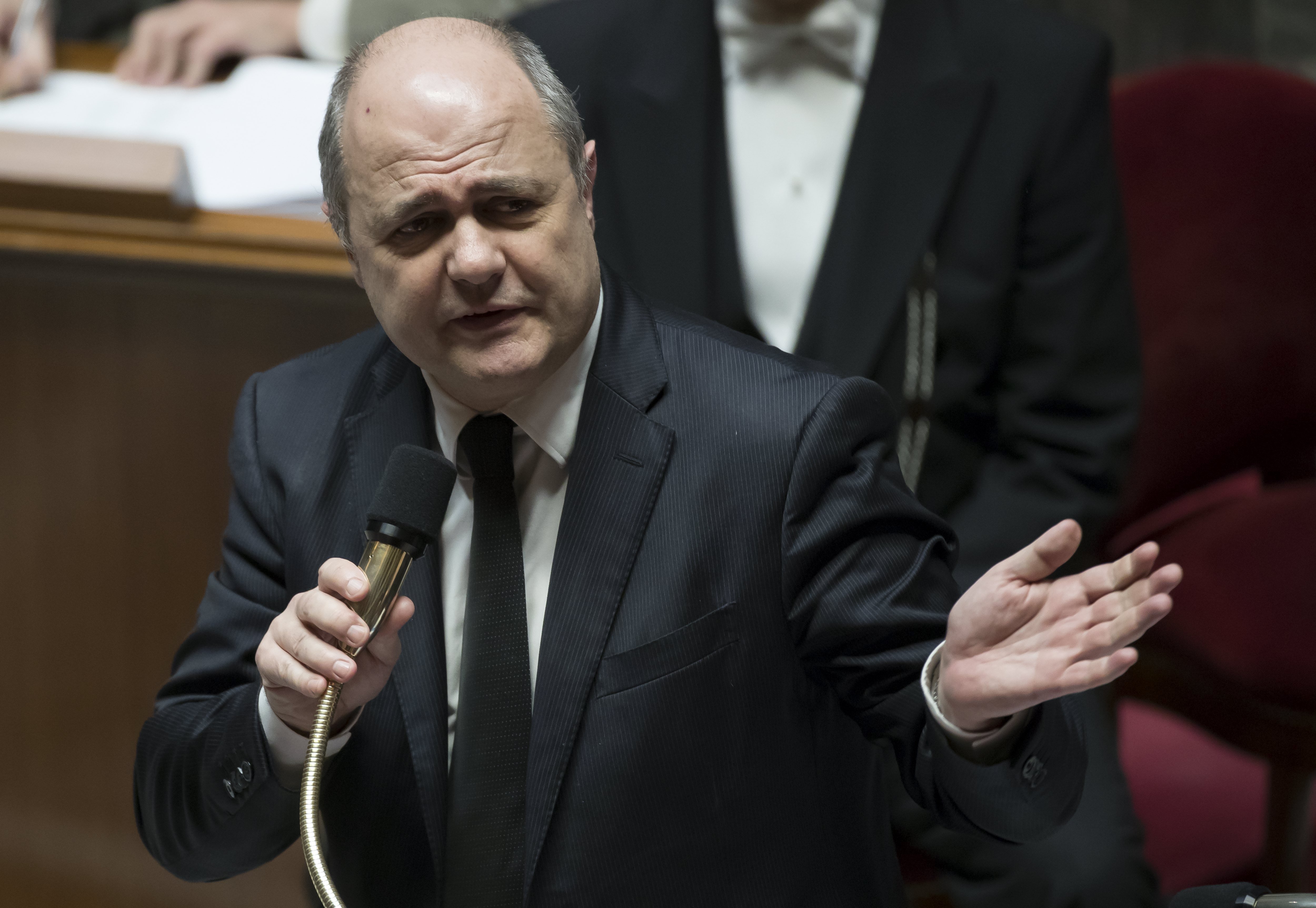 Dimite el ministro francés del Interior por haber contratado a sus hijas menores