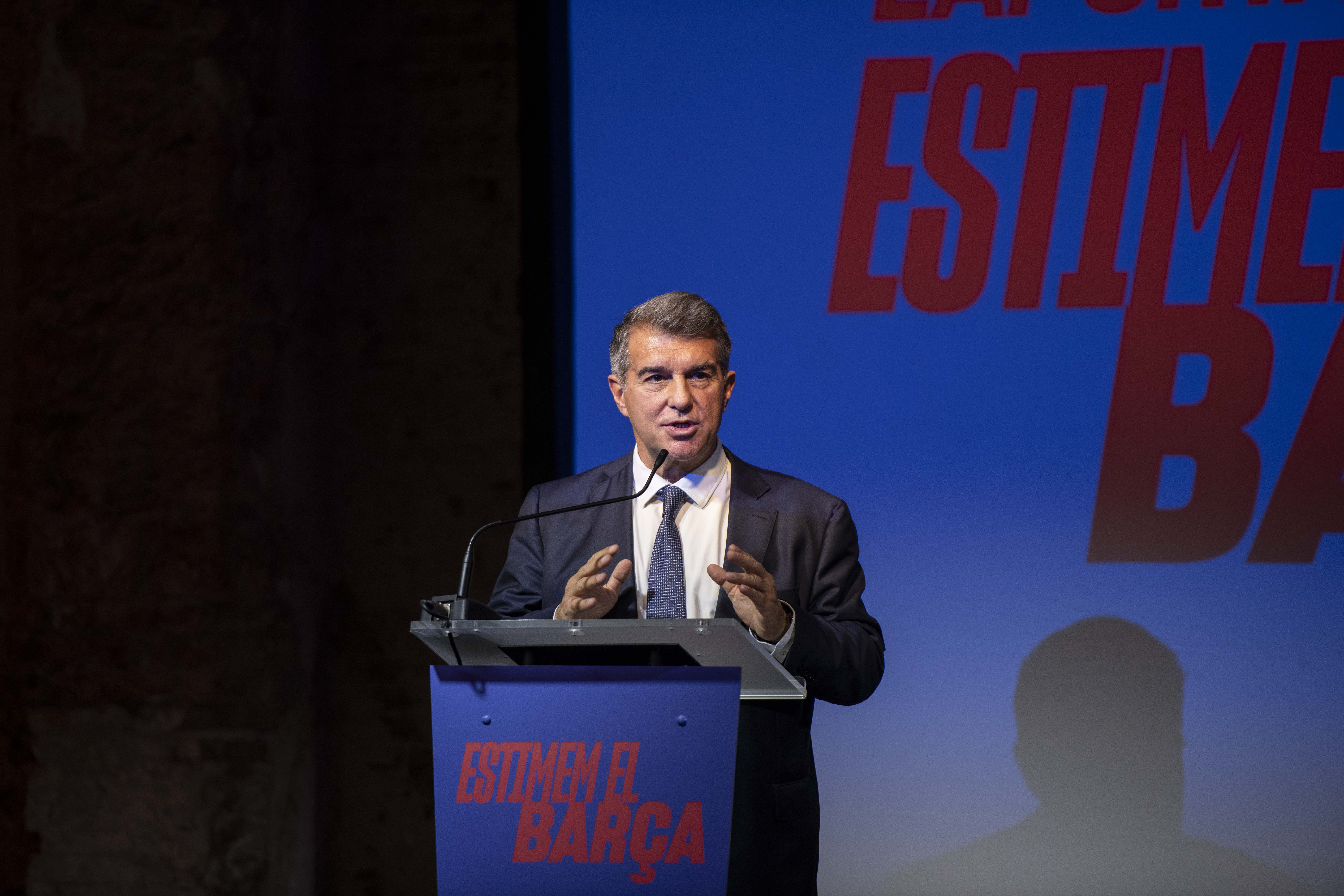 Laporta muestra su cara más solidaria en la campaña 'Cap nen sense joguina'