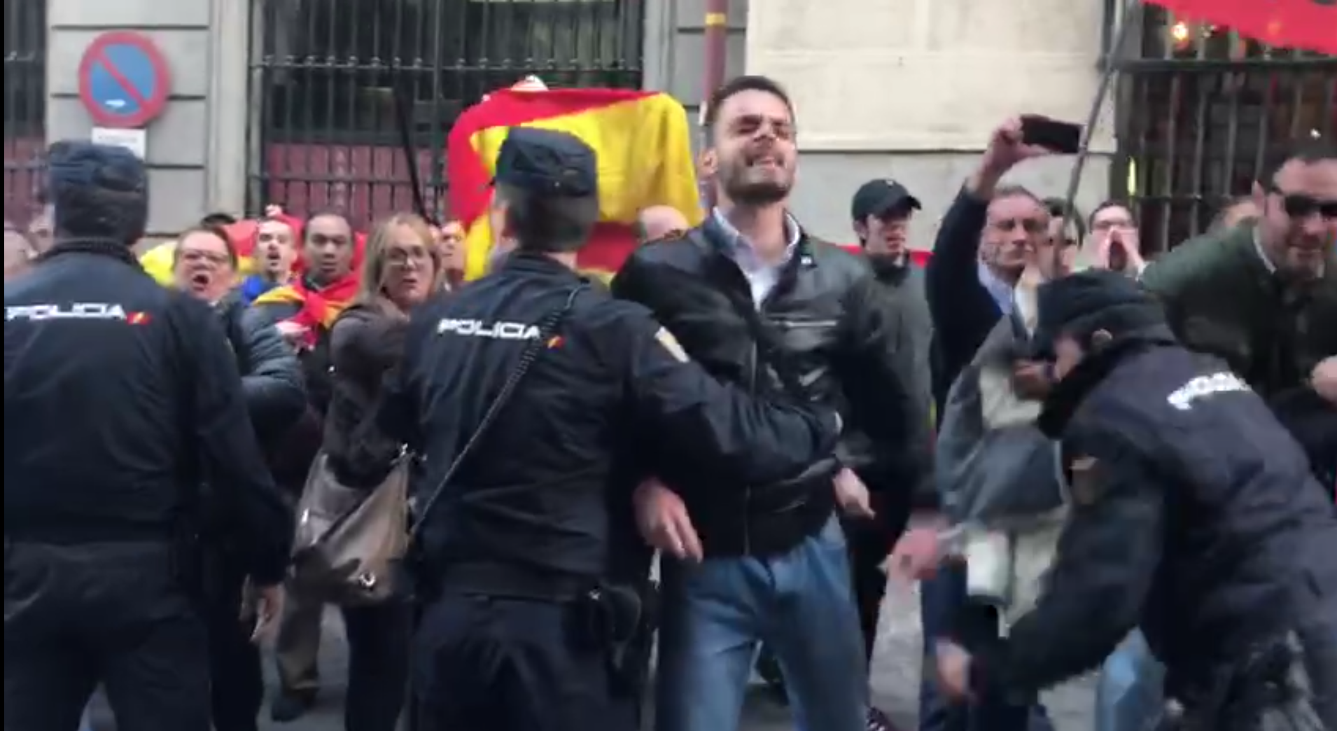 VÍDEO: Un grupo de ultras abuchea a Mas en la entrada de un acto en Madrid