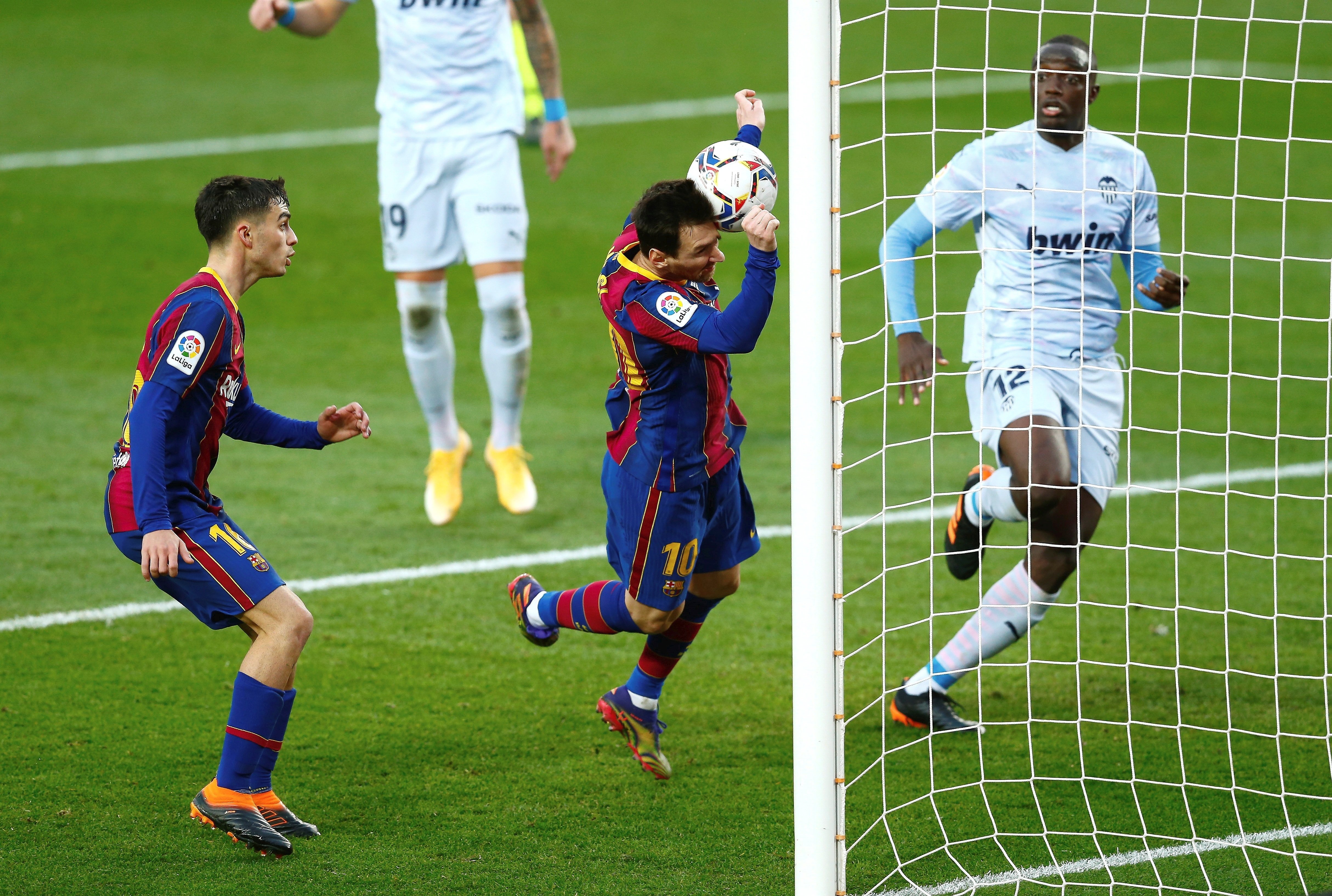 Ni con un Messi de récord el Barça puede superar al Valencia (2-2)