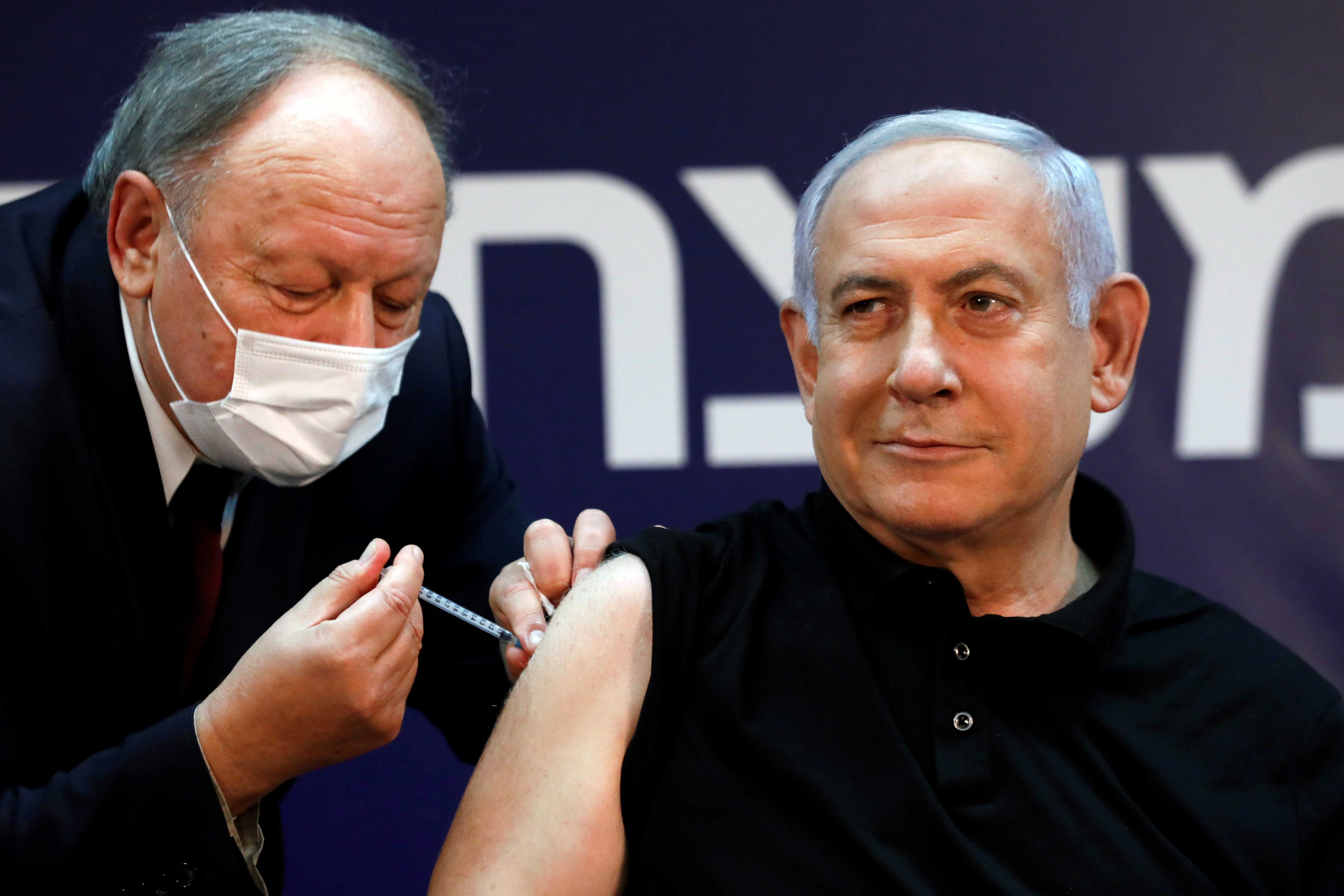 Netanyahu, el primero en vacunarse en Israel, para dar ejemplo