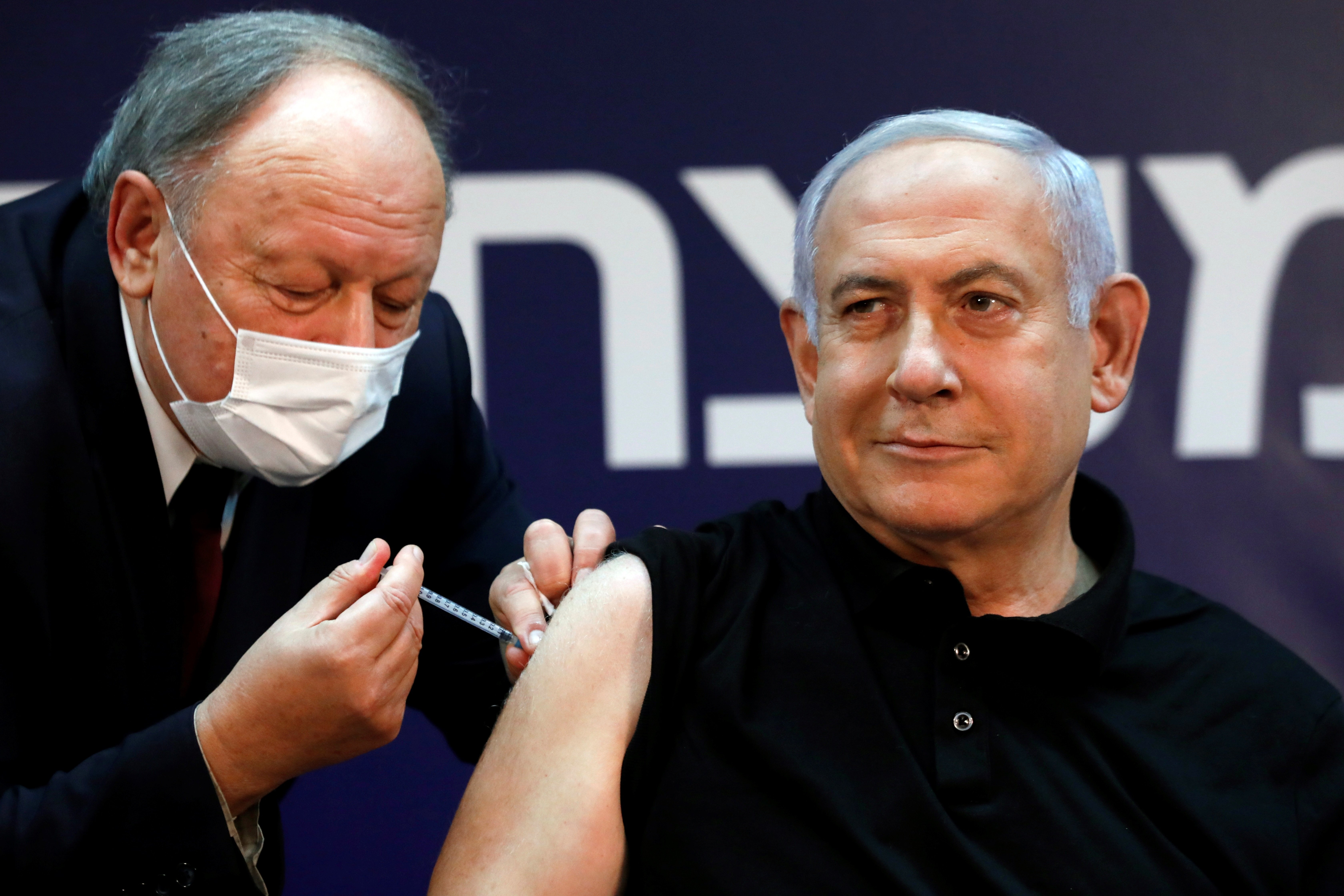 Netanyahu, el primer a vacunar-se a Israel, per donar exemple