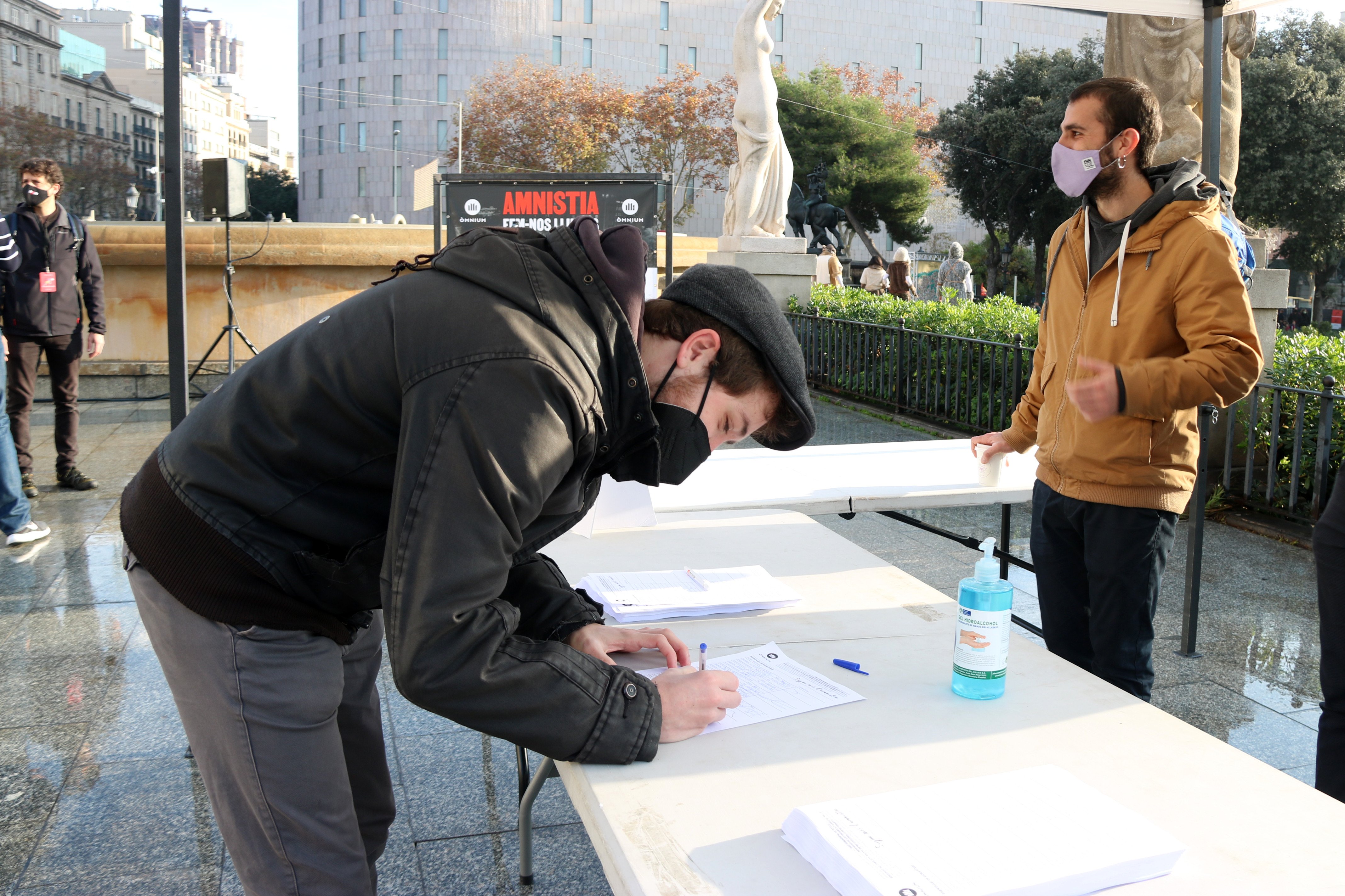Òmnium llenará las plazas de toda Catalunya para recoger firmas para la amnistía