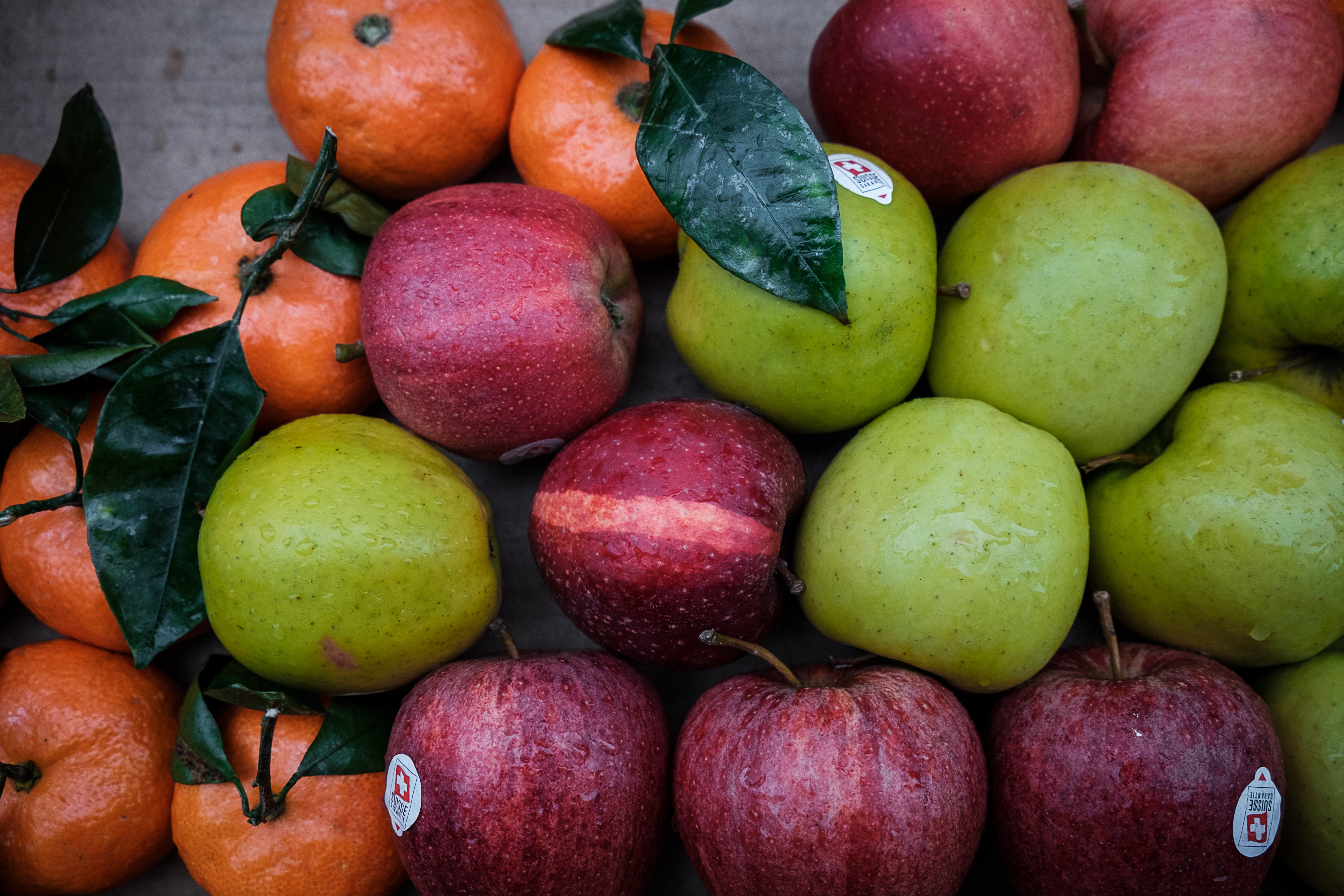 Carrefour tiene a la venta unos guantes peladores de fruta y verdura