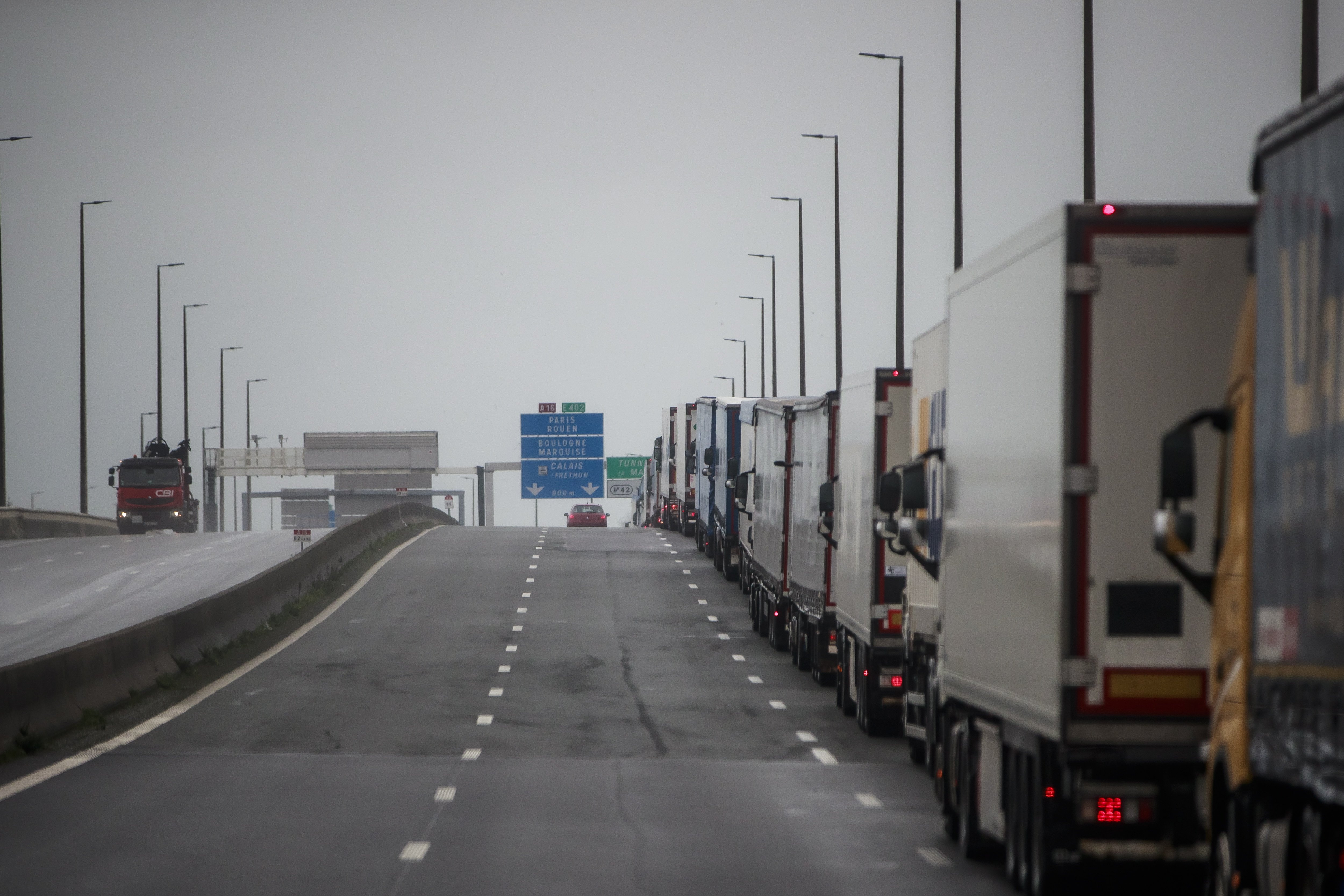 Miles de camioneros españoles atrapados en Reino Unido por la cepa de Covid