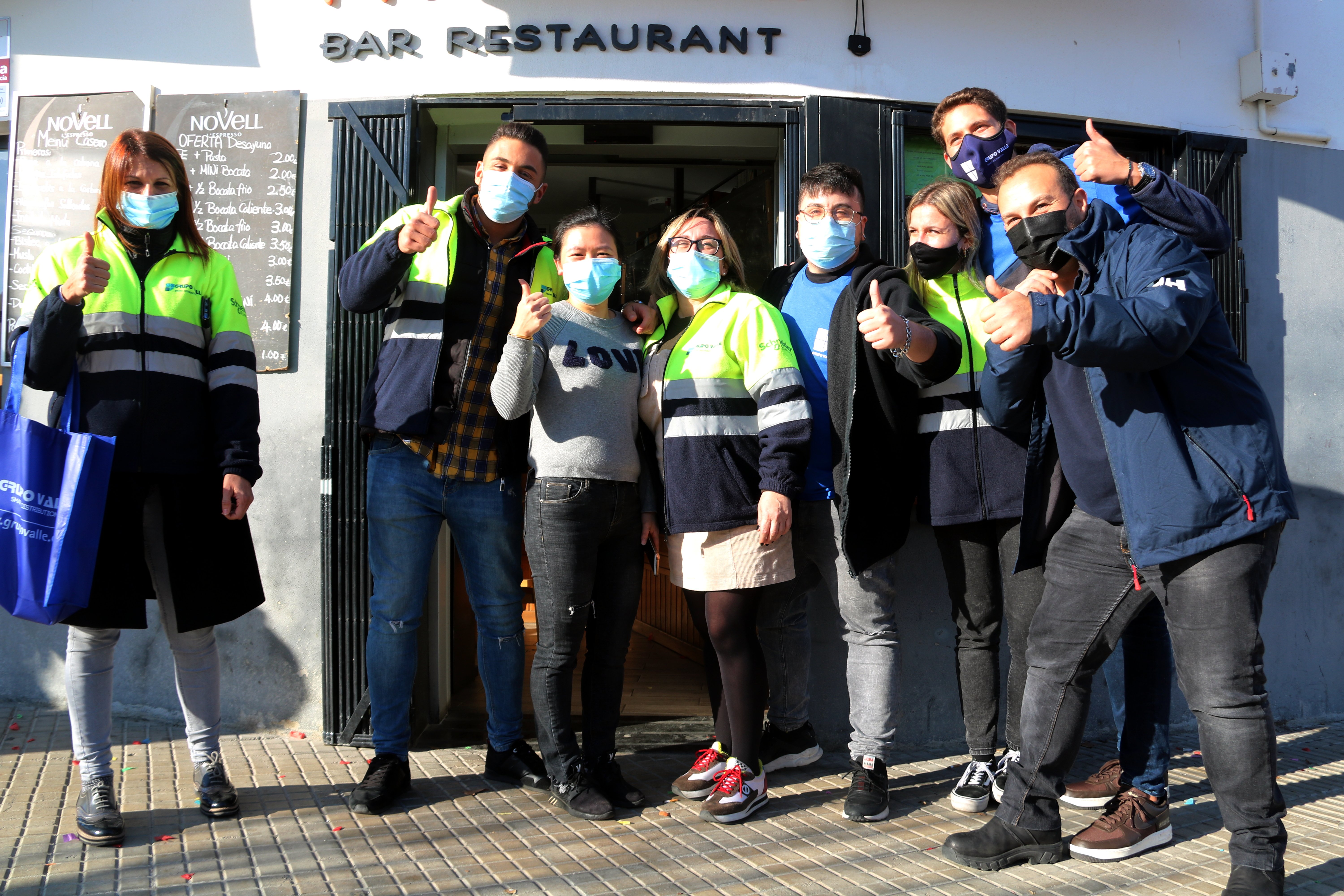Trabajadores Grupo Valle quinto premio bar de Cornellà 86986 el 22 de diciembre de 2020 / EFE