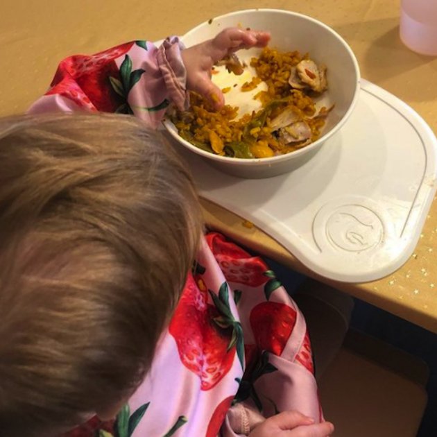 Mia, hija de Maria Lapiedra y Gustavo González comiendo su primera paella @gusgonzalez