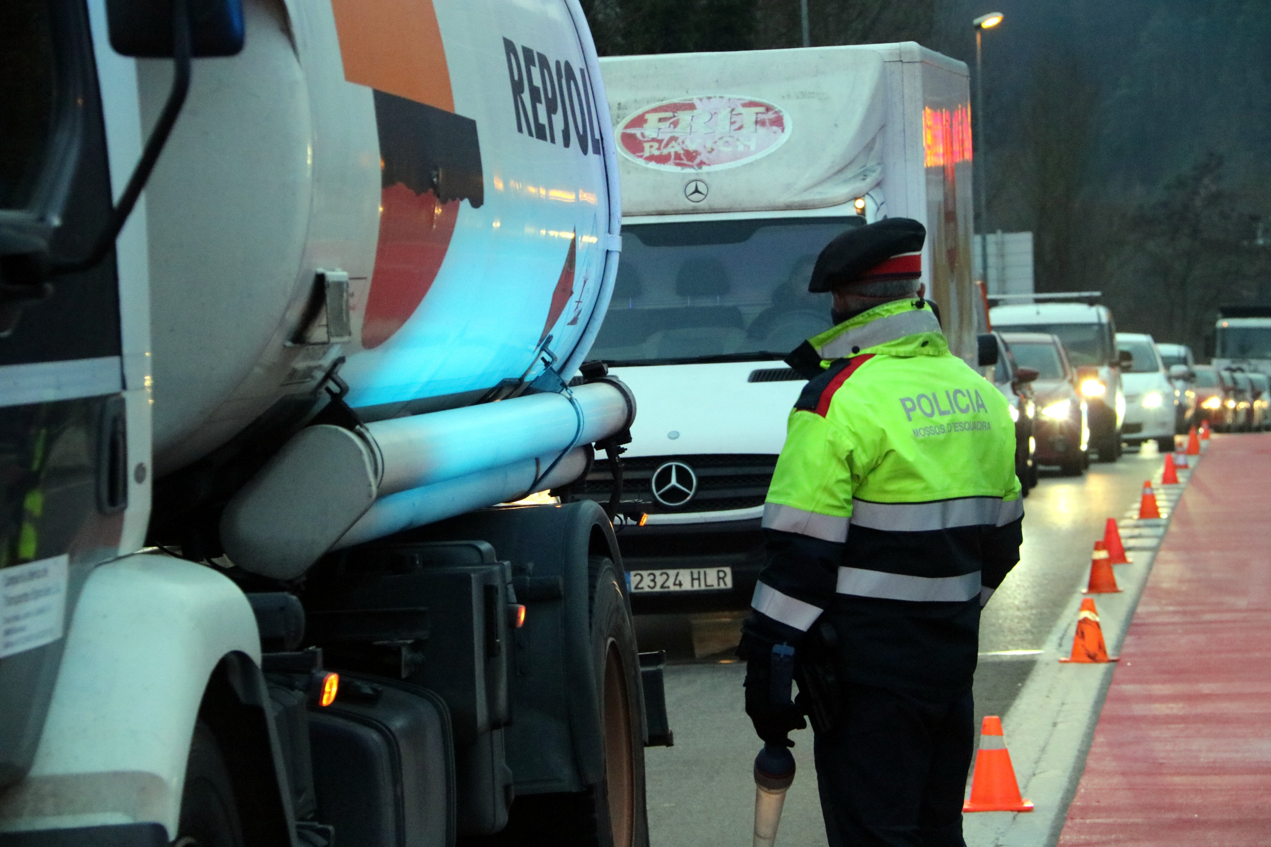 Largas colas en los accesos al Ripollès por el cierre por la Covid