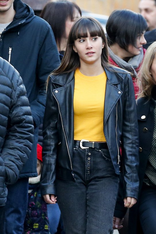 Aitana Ocaña de amarillo en su pueblo, Sant Climent de Llobregat GTRES