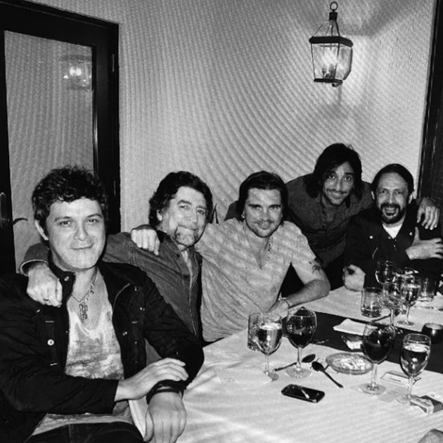 Alejandro Sanz, Joaquín Sabina, Juanes, Antonio Carmona y Juan Luis Guerra en una cena cono postre sospechoso @alejandrosanz