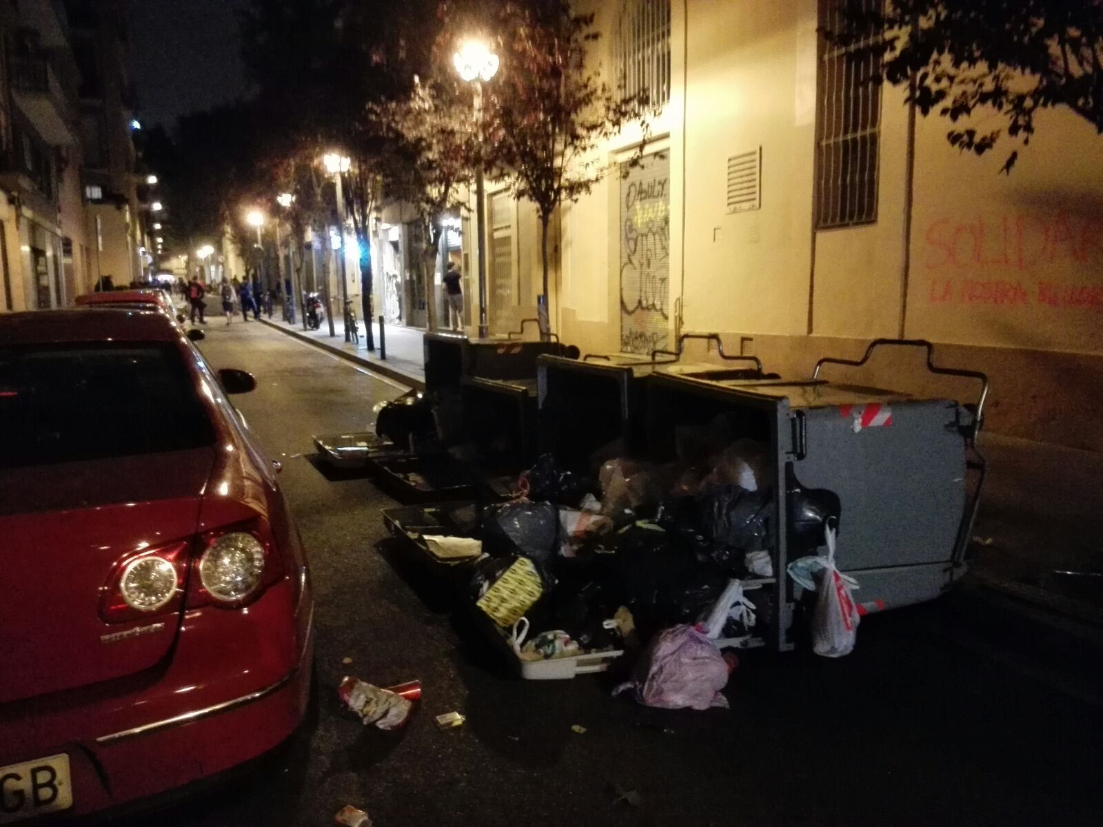 El veí de Gràcia que va ajudar dos avis a rescatar un contenidor