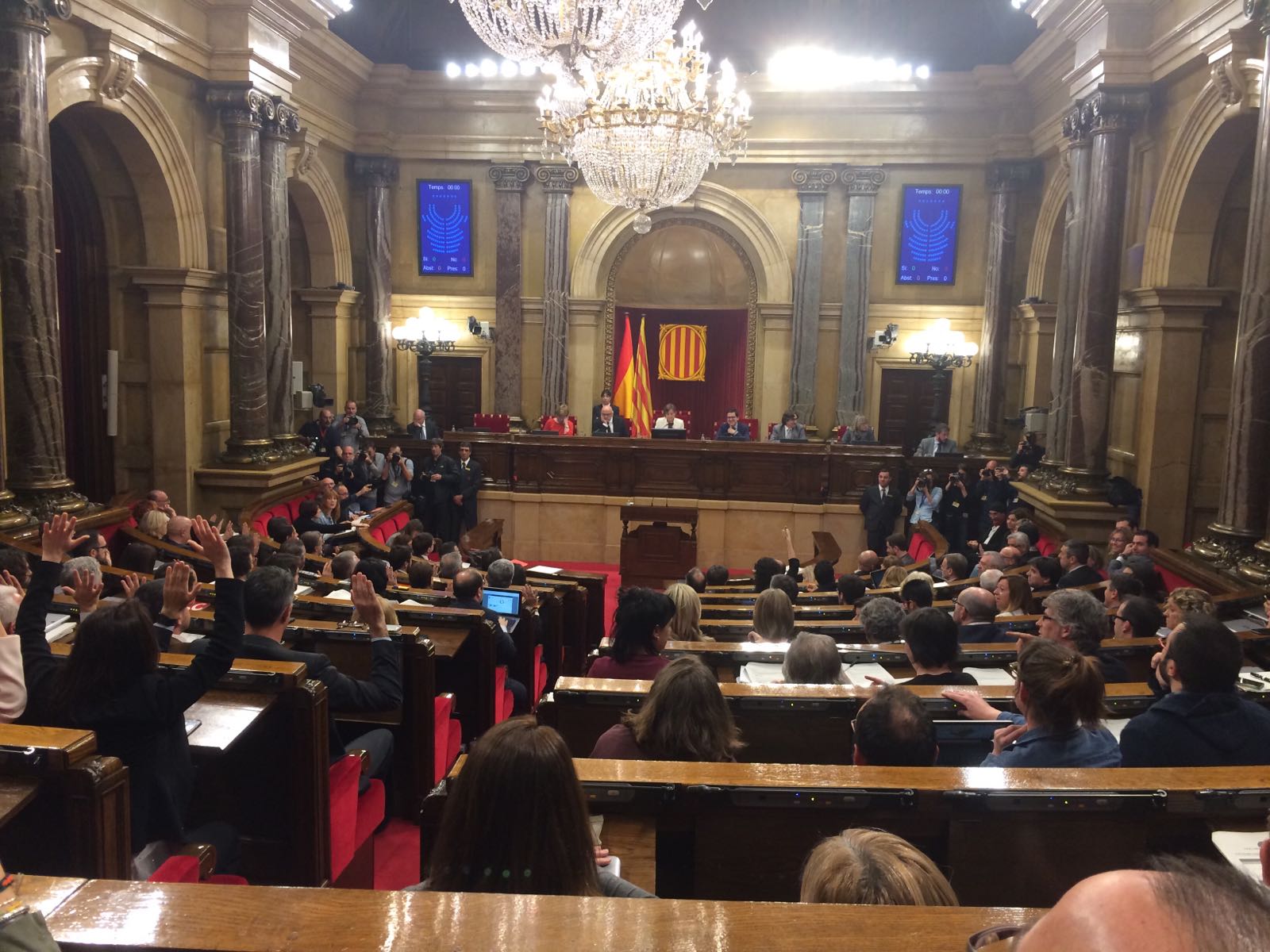 El pleno aprueba los presupuestos del referéndum en medio de una bronca de la oposición