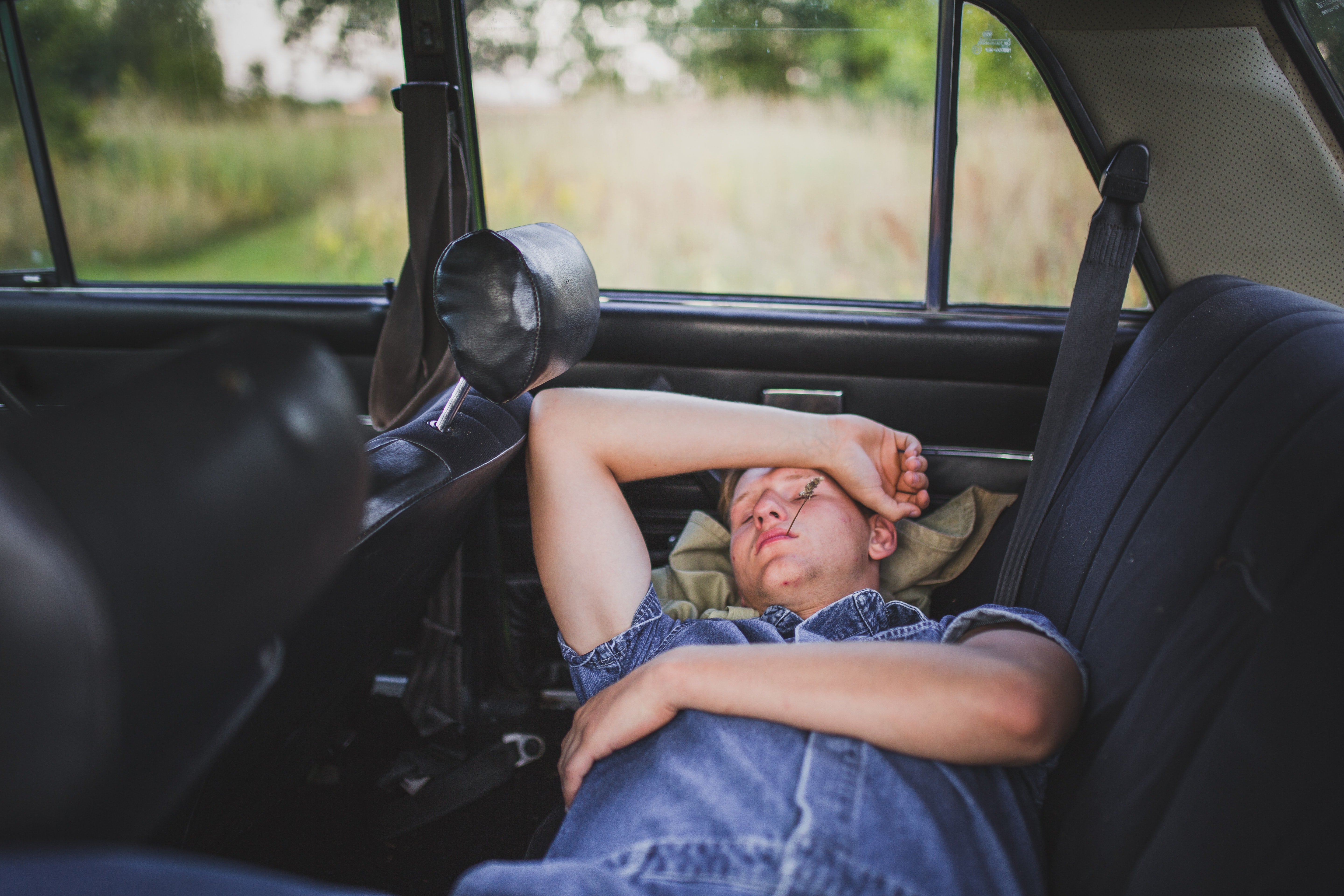 Hombre siesta coche