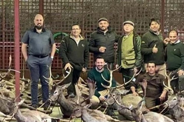 Cazadores españoles posando matanza Portugal Twitter