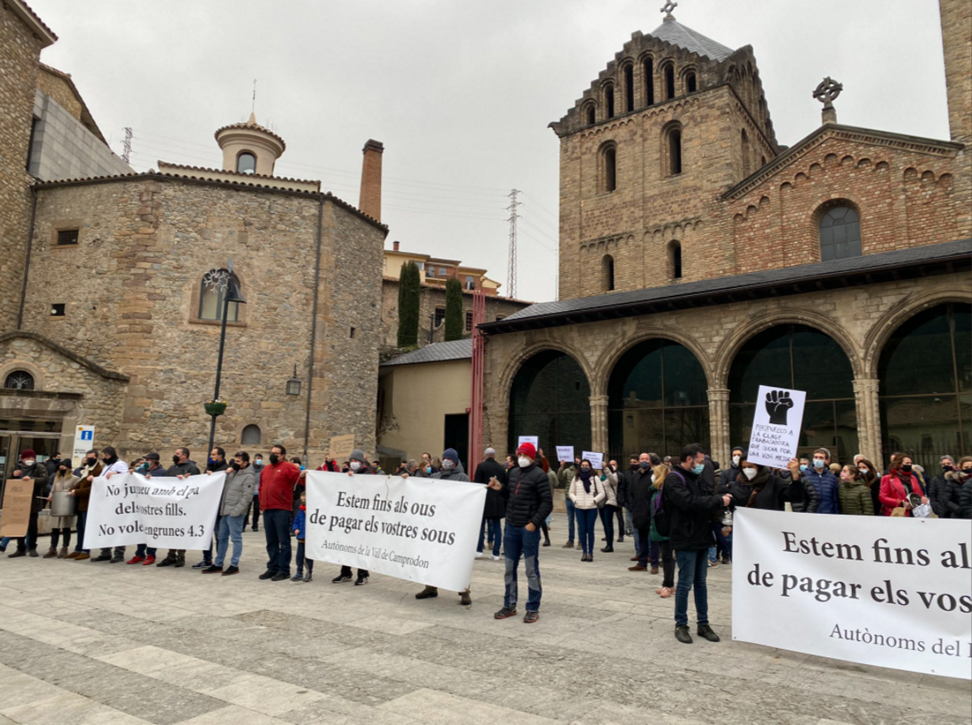 Protesta indignada a Ripoll contra el tancament de la comarca