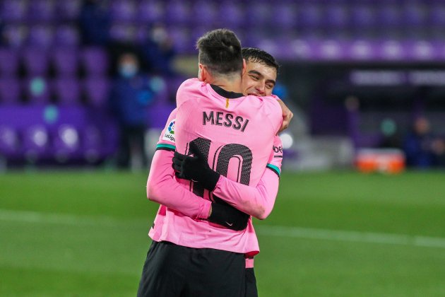 Messi Pedri Barca rosa abrazo Europa Press