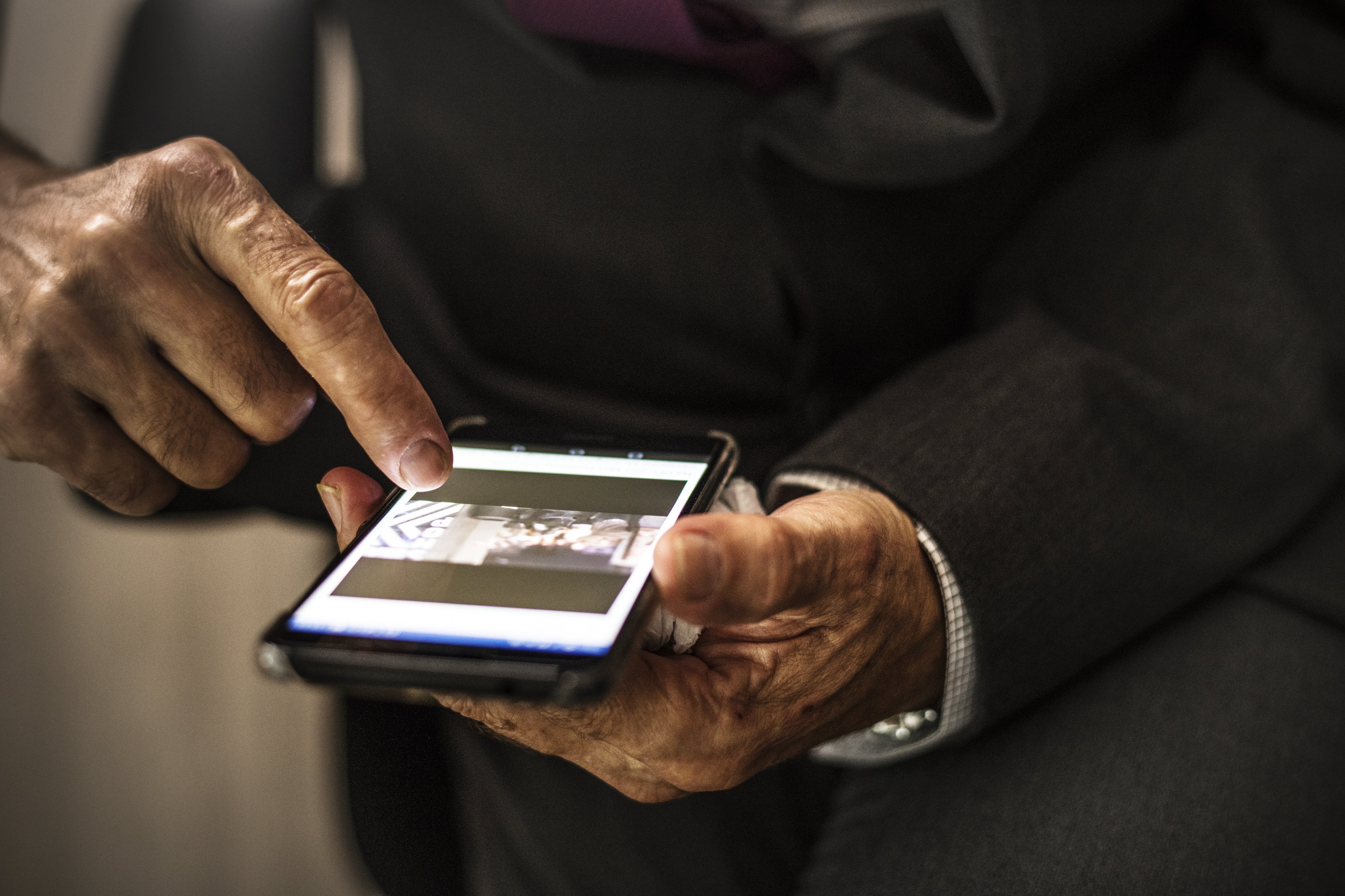 Consultant el móvil