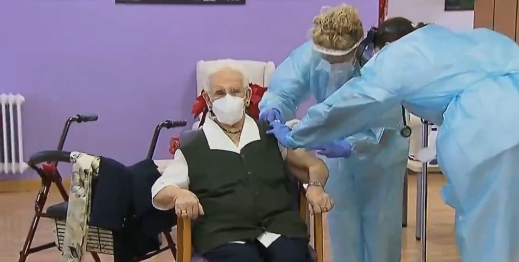 Araceli, de 96 anys, la primera persona a rebre la vacuna anti-Covid a Espanya