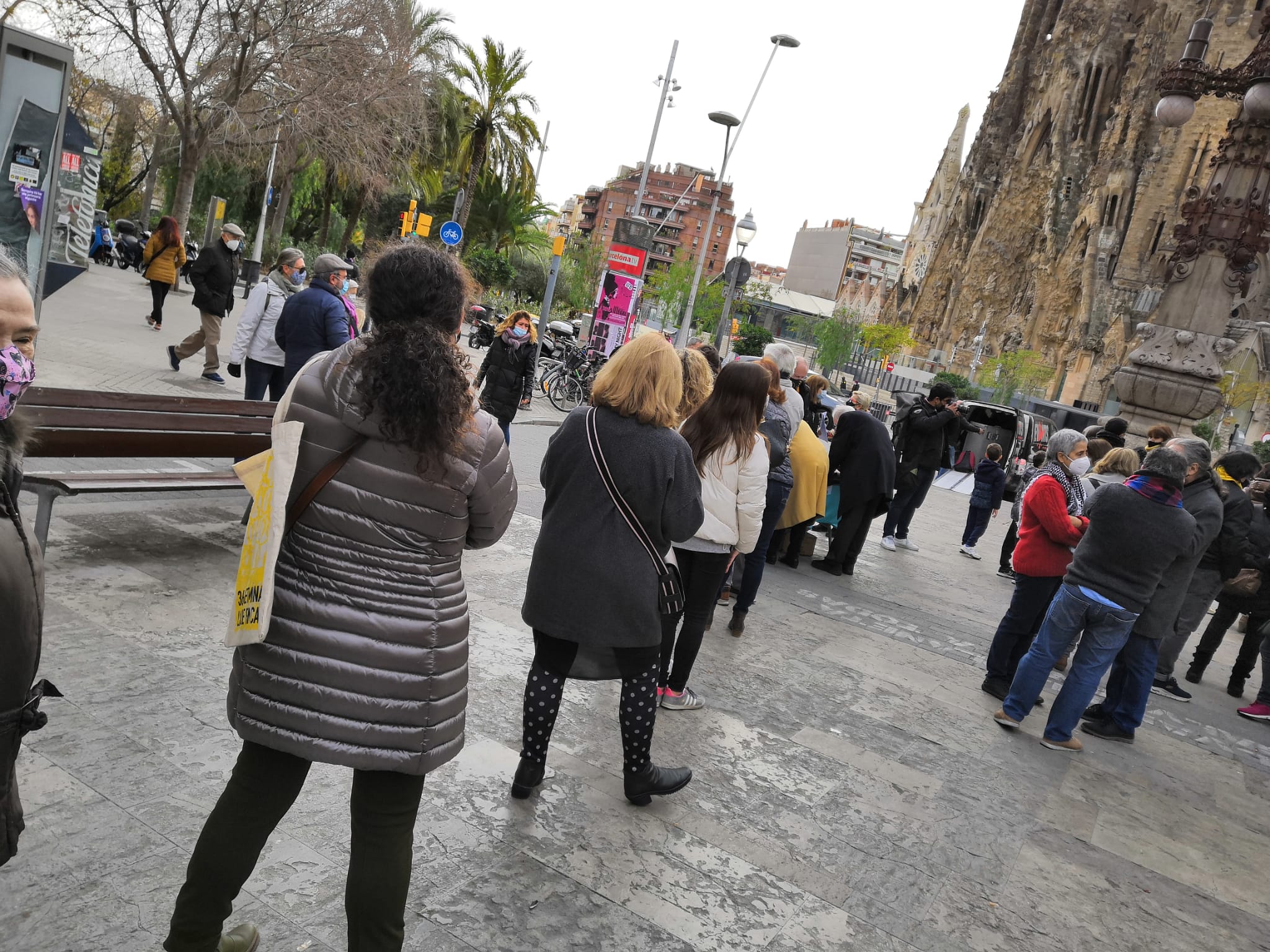 Colas para firmar los avales para que Junts se presente a las elecciones