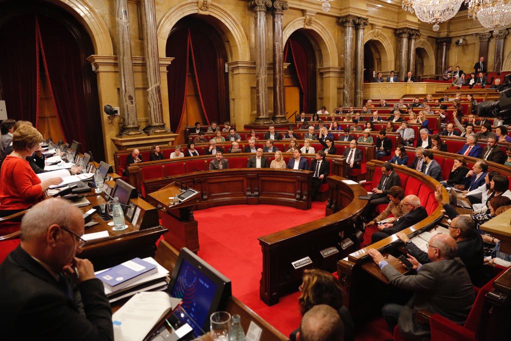 El Parlament aprova la llei d'acompanyament amb crítiques de l'oposició