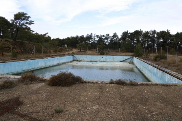 piscina mig buida d'aigua degradada de l'antic campament militar de Los Castillejos al Baix Camp ACN