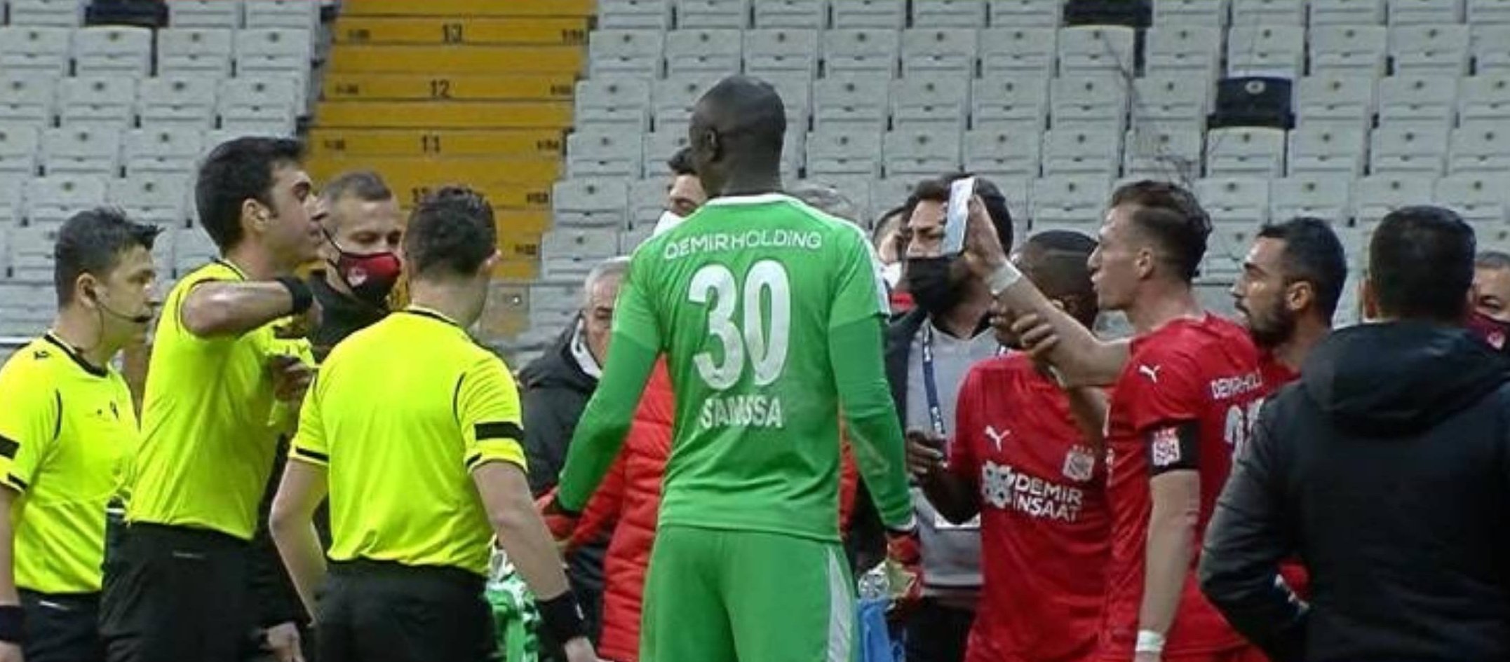 Insólito: Un jugador le reclama al árbitro una jugada con el teléfono móvil