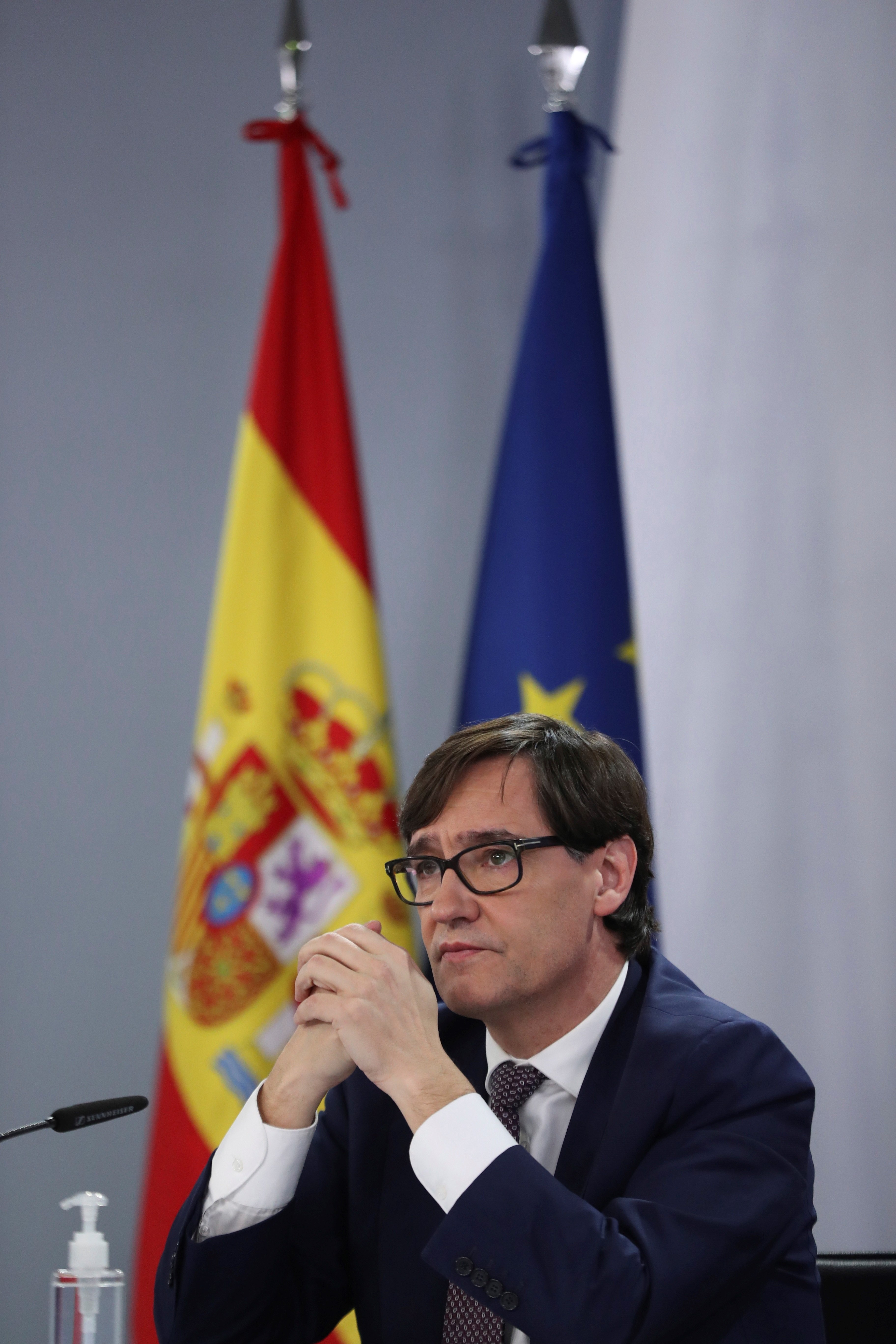 Els metges alemanys carreguen contra Illa i li retreuen errors