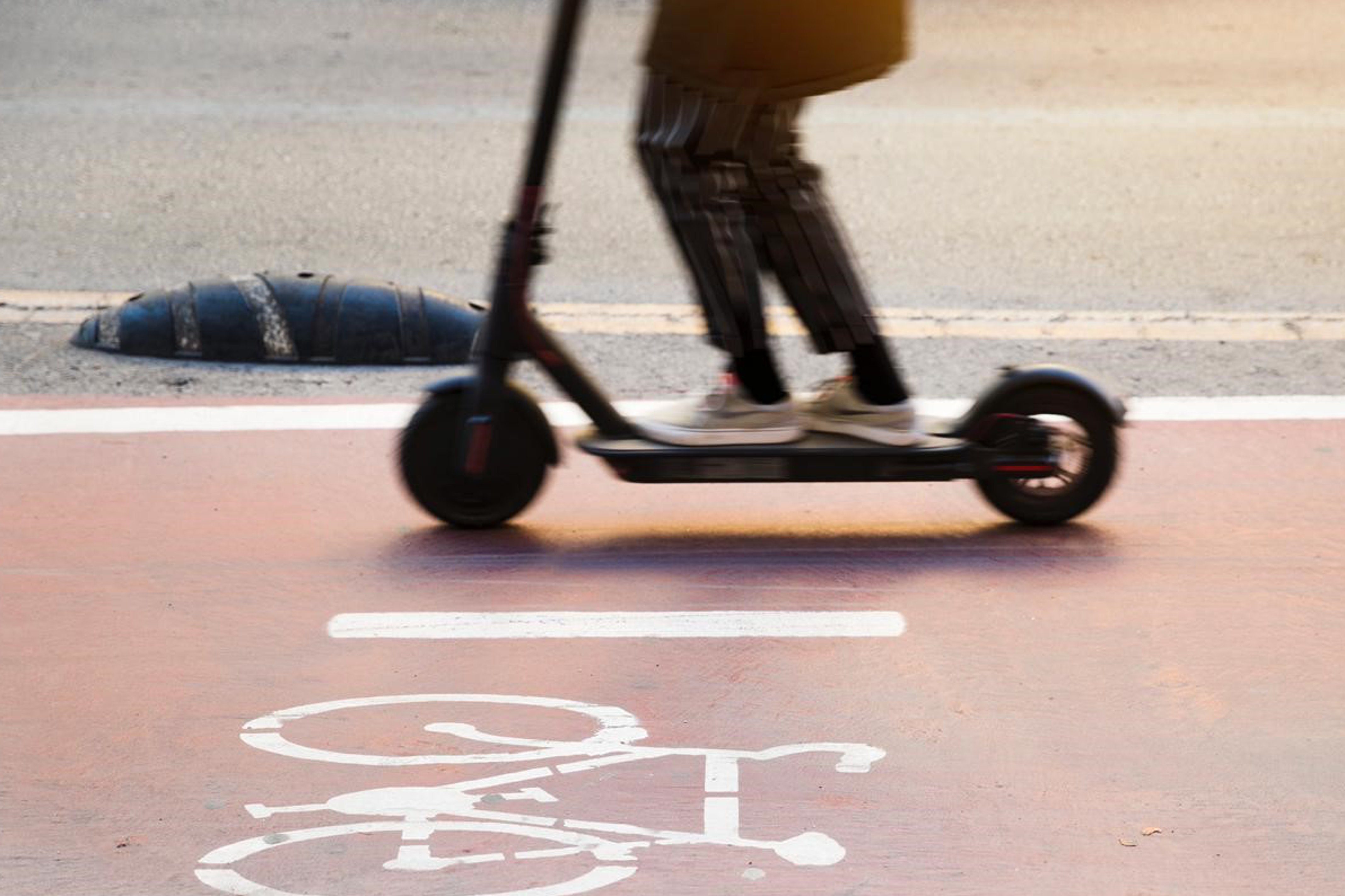 Los patinetes eléctricos, fuera de aceras y zonas peatonales desde este sábado