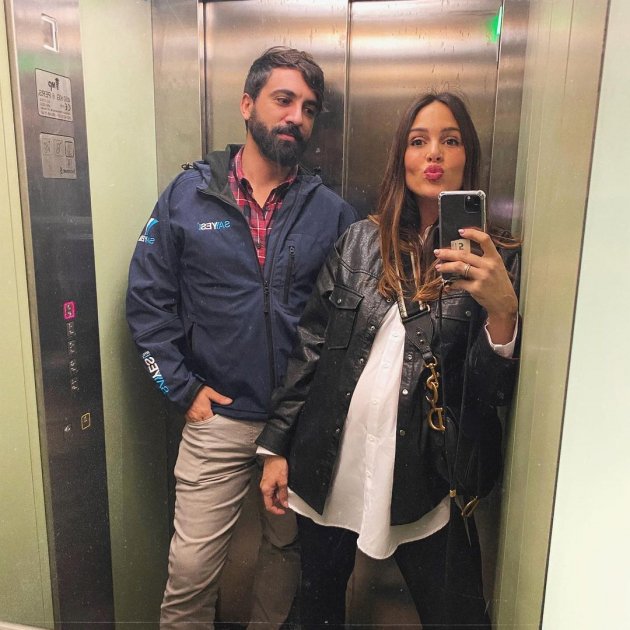 Rocío Osorno con Jacobo Robatto ascensor @rocio0sorno