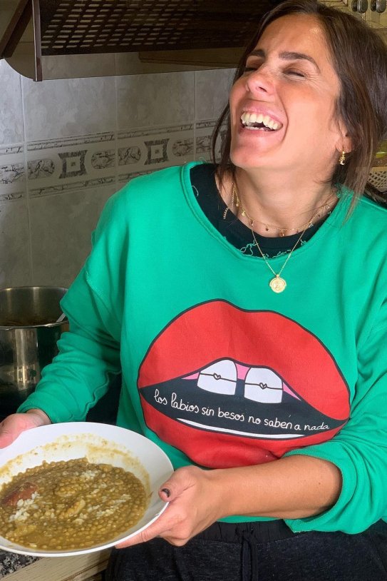 Anabel Pantoja con un plato de lentejas @anabelpantoja00