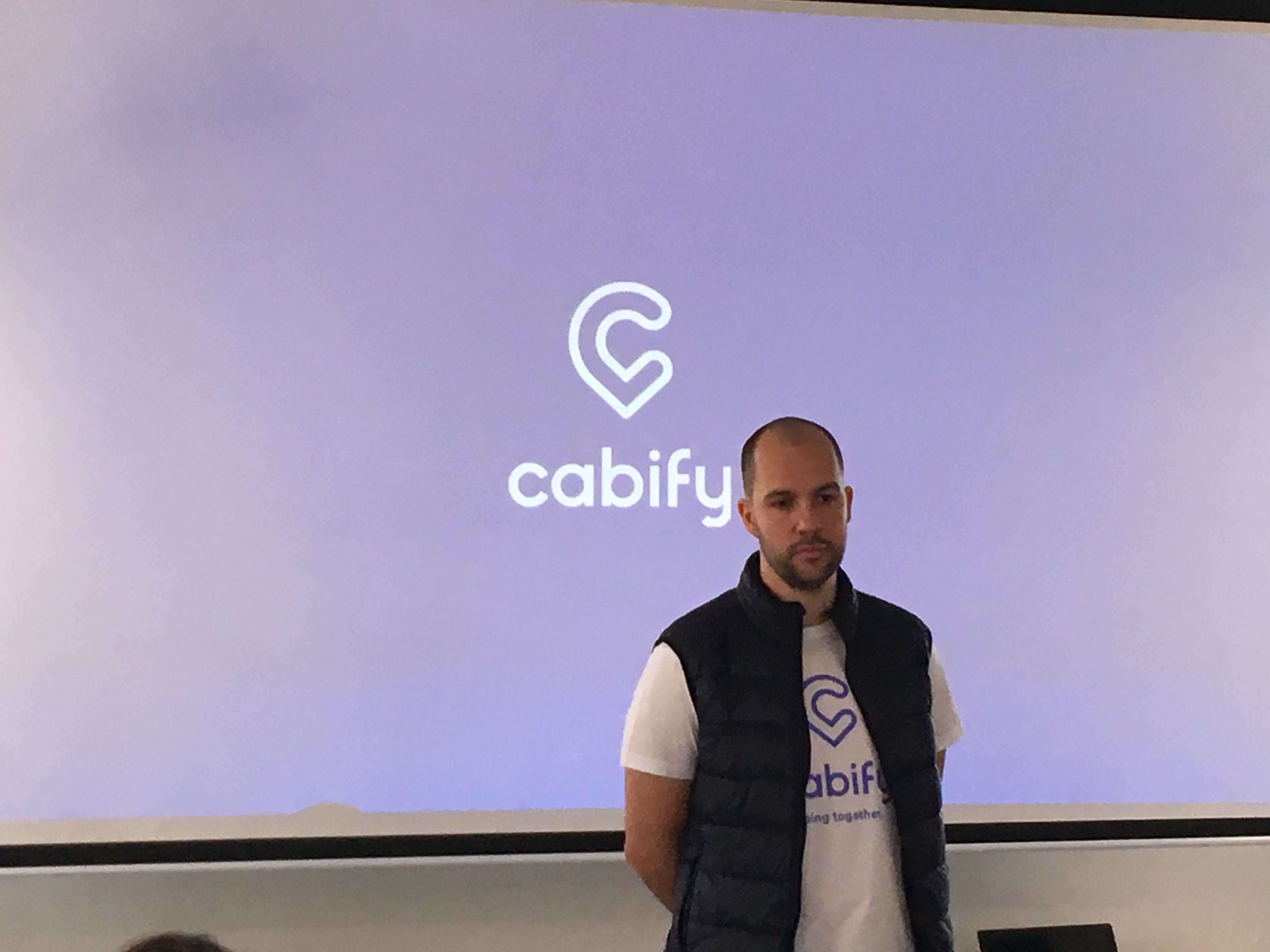 Cabify defiende su legalidad y se abre a los taxistas