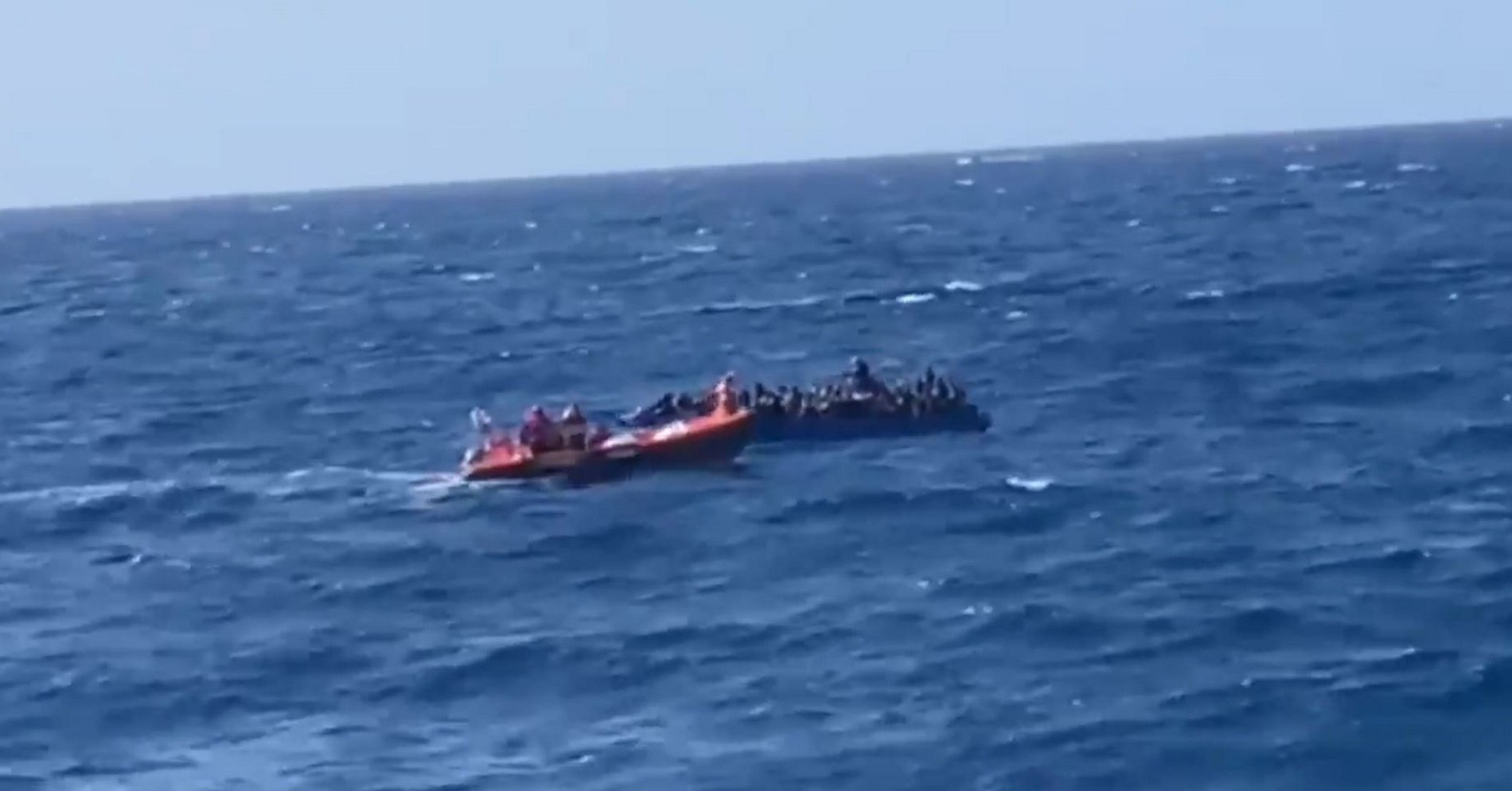 Open Arms rescata a un centenar de personas de una patera en el Mediterráneo