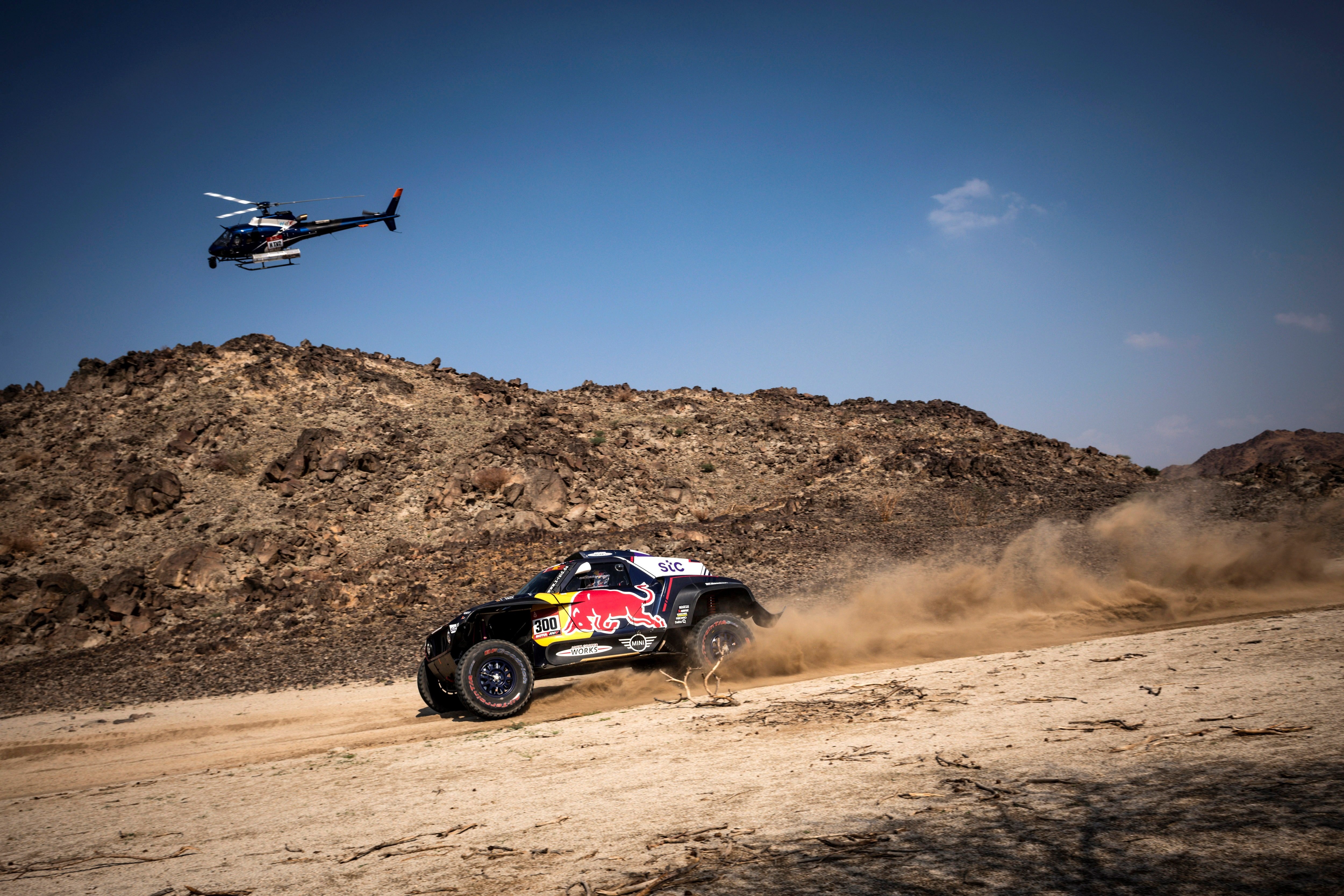 Carlos Sainz comença amb mal peu el Dakar 2021