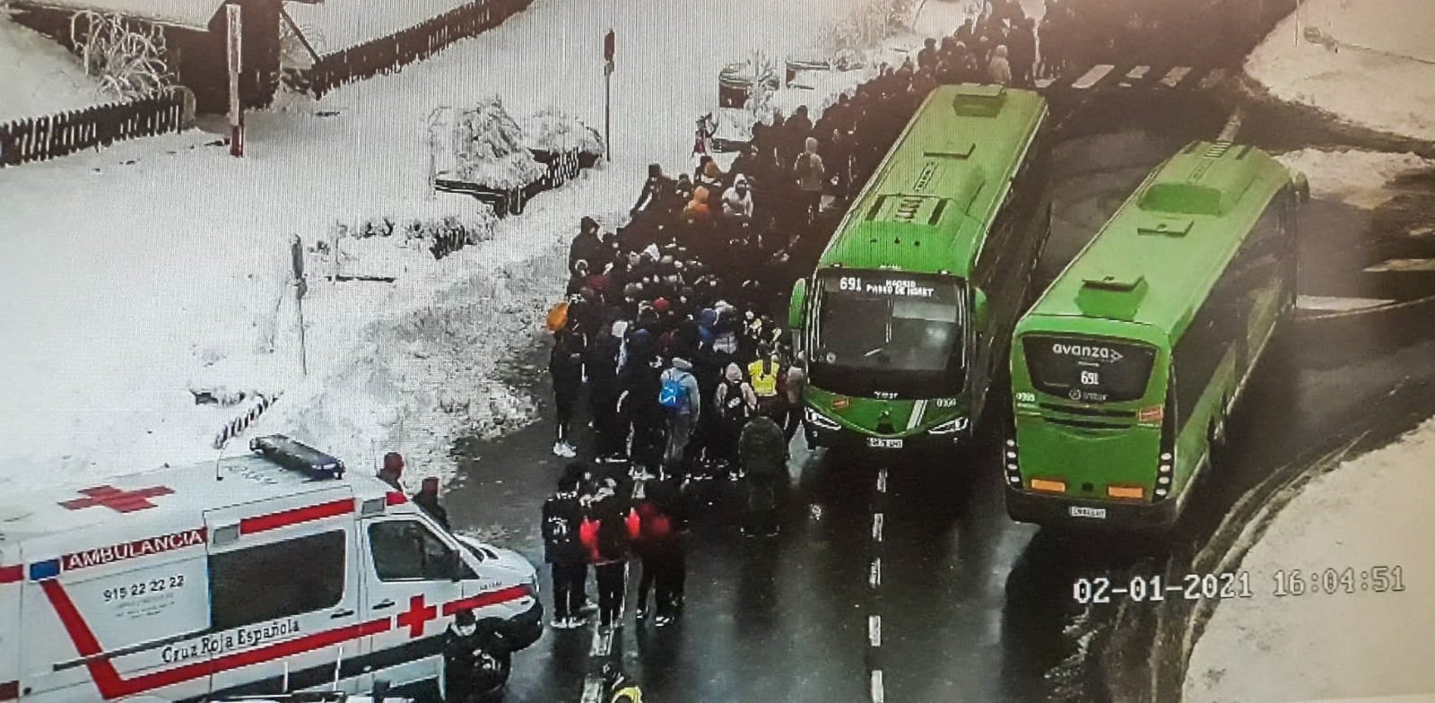 Col·lapse a les carreteres madrilenyes per anar a la muntanya