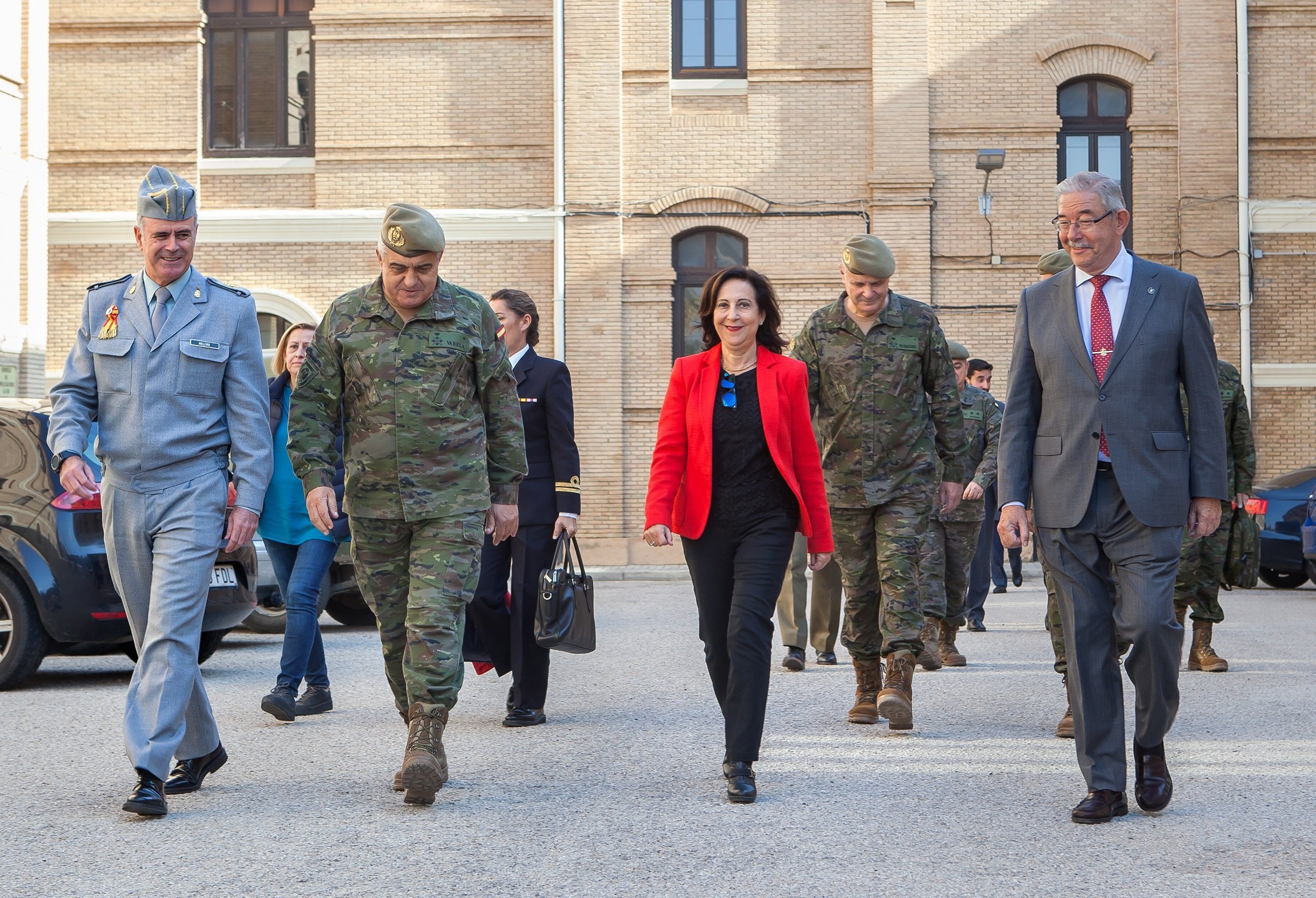 Robles "desearía" subir las nóminas de los militares "a pesar de la pandemia"