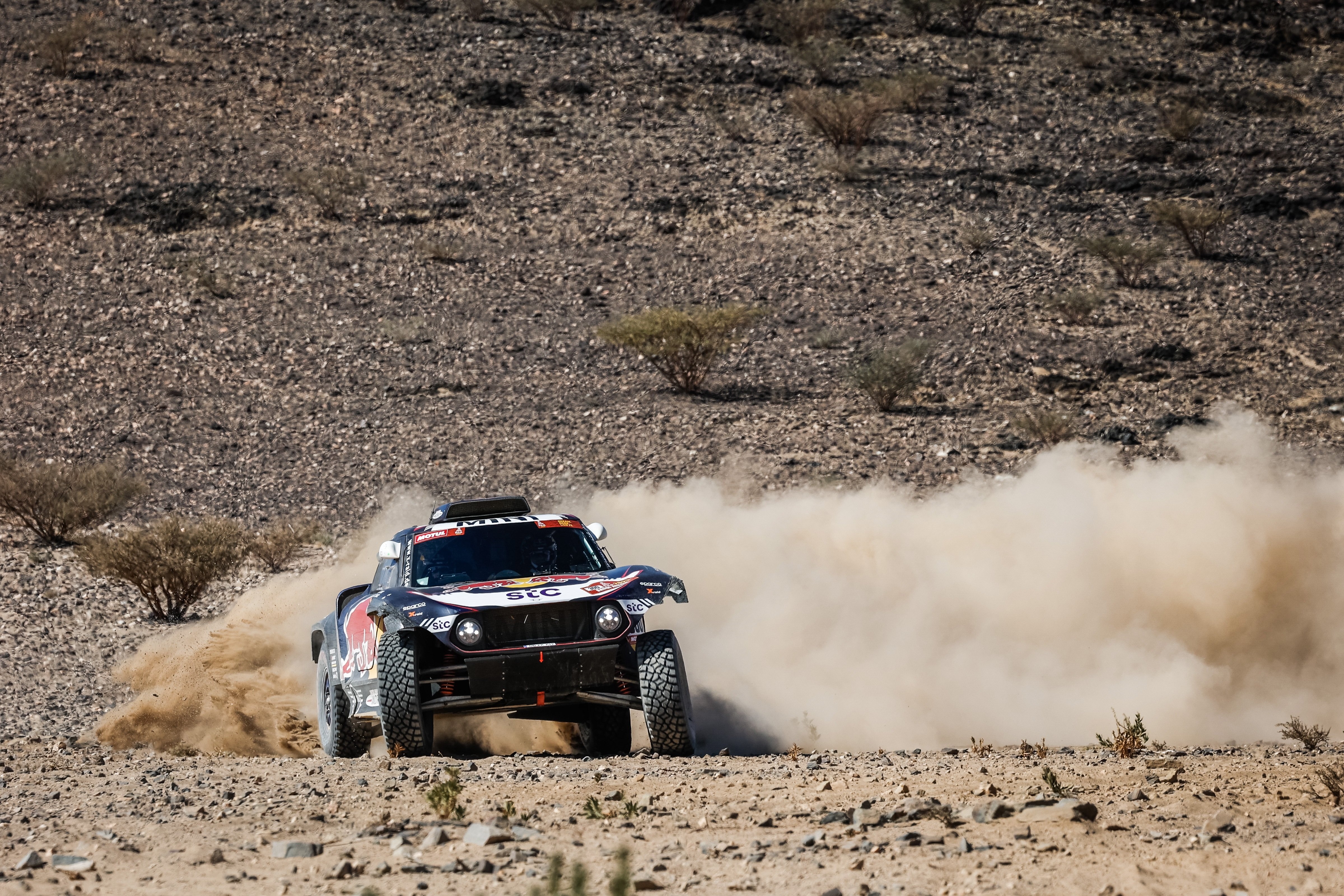 Carlos Sainz ya manda en el Dakar después de un final de etapa espectacular