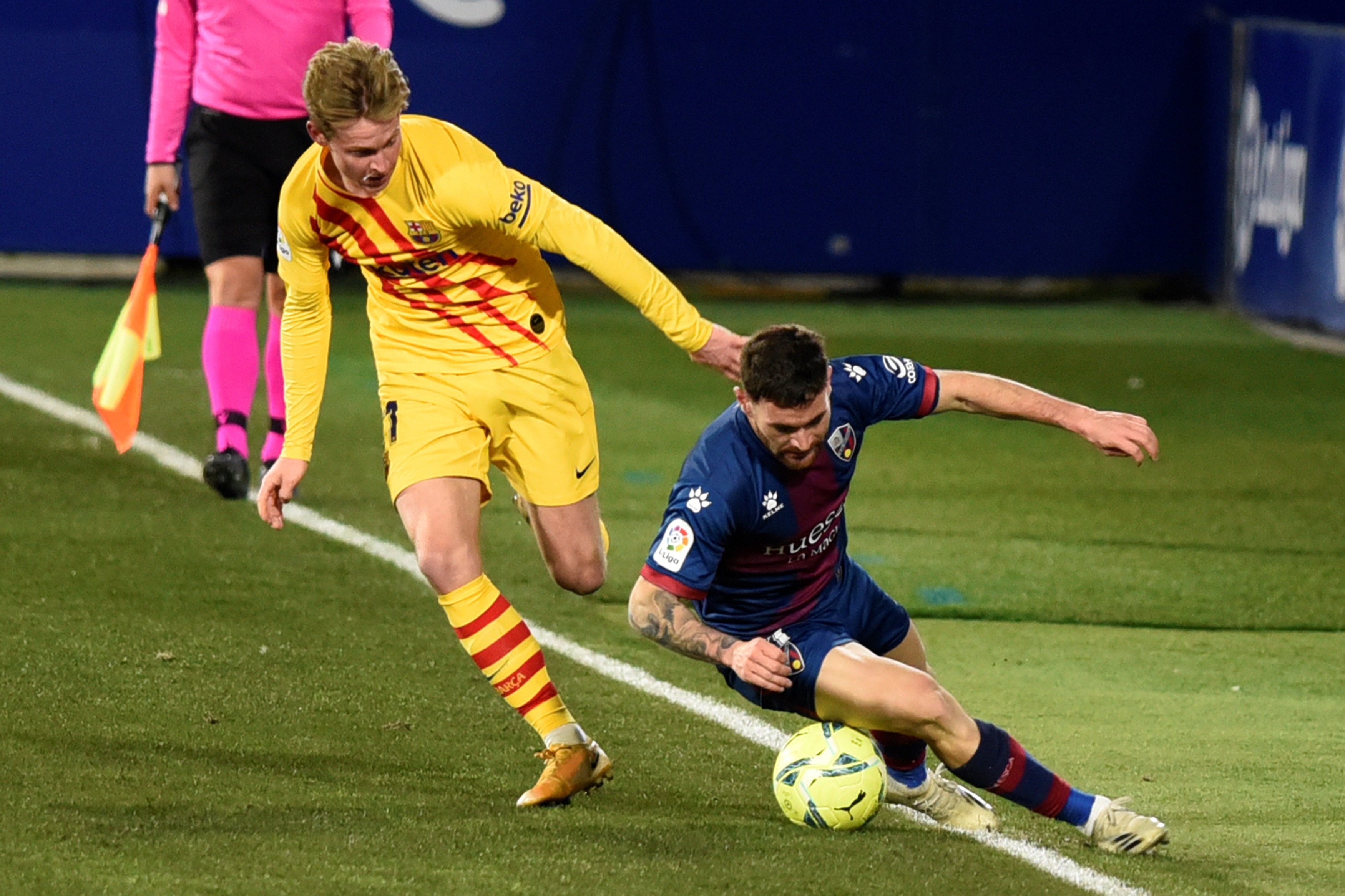 El Huesca diseña un brazalete exclusivo para el partido contra el Barça