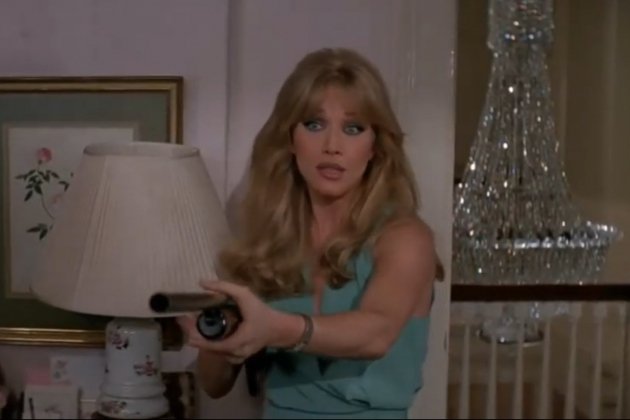 Tanya Roberts con escopeta en 007 Youtube