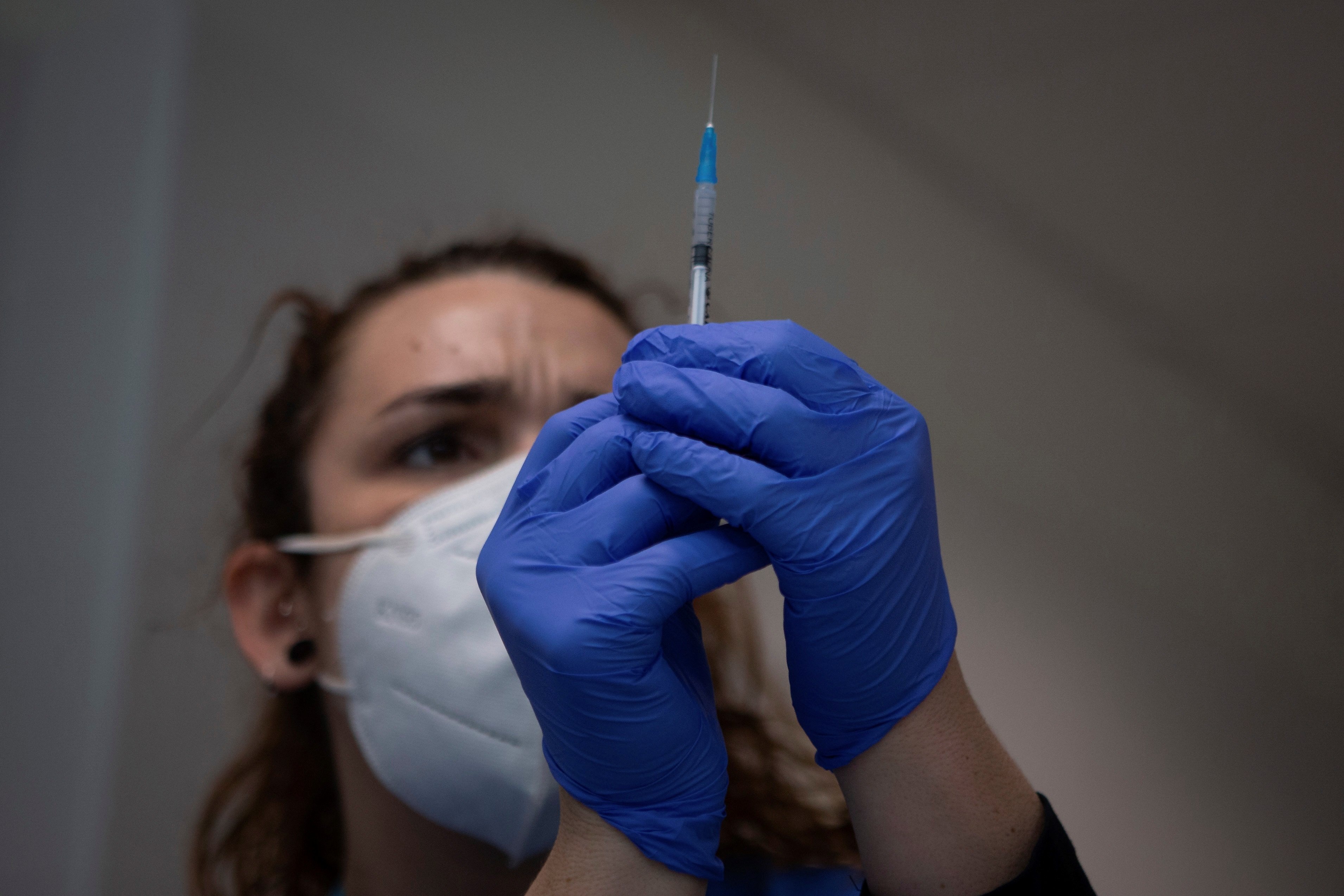 Sólo el 7,6% de los españoles desconfía de la vacuna, según un nuevo CIS