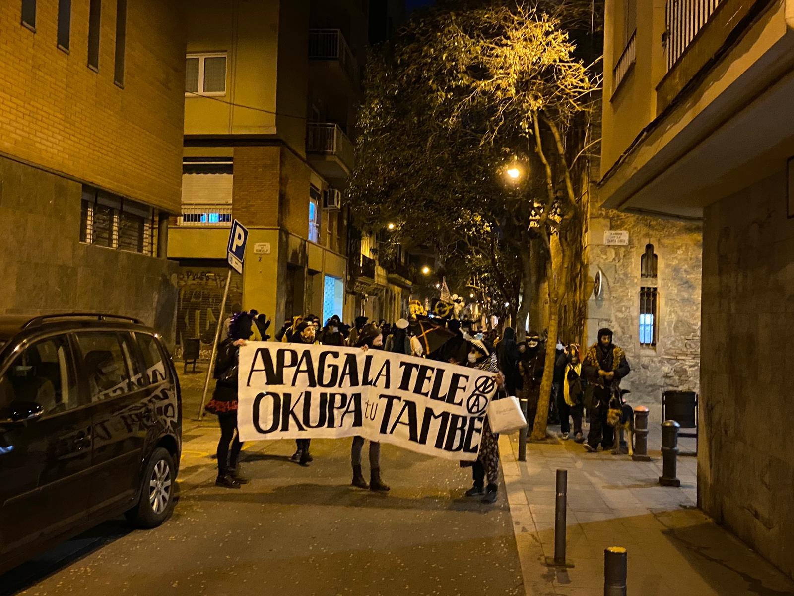 Rua okupa sense mascaretes als carrers de Gràcia