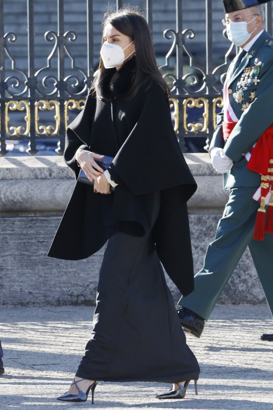 Letizia de negro coge el bolso cono fuerza en la Pascua Militar GTRES