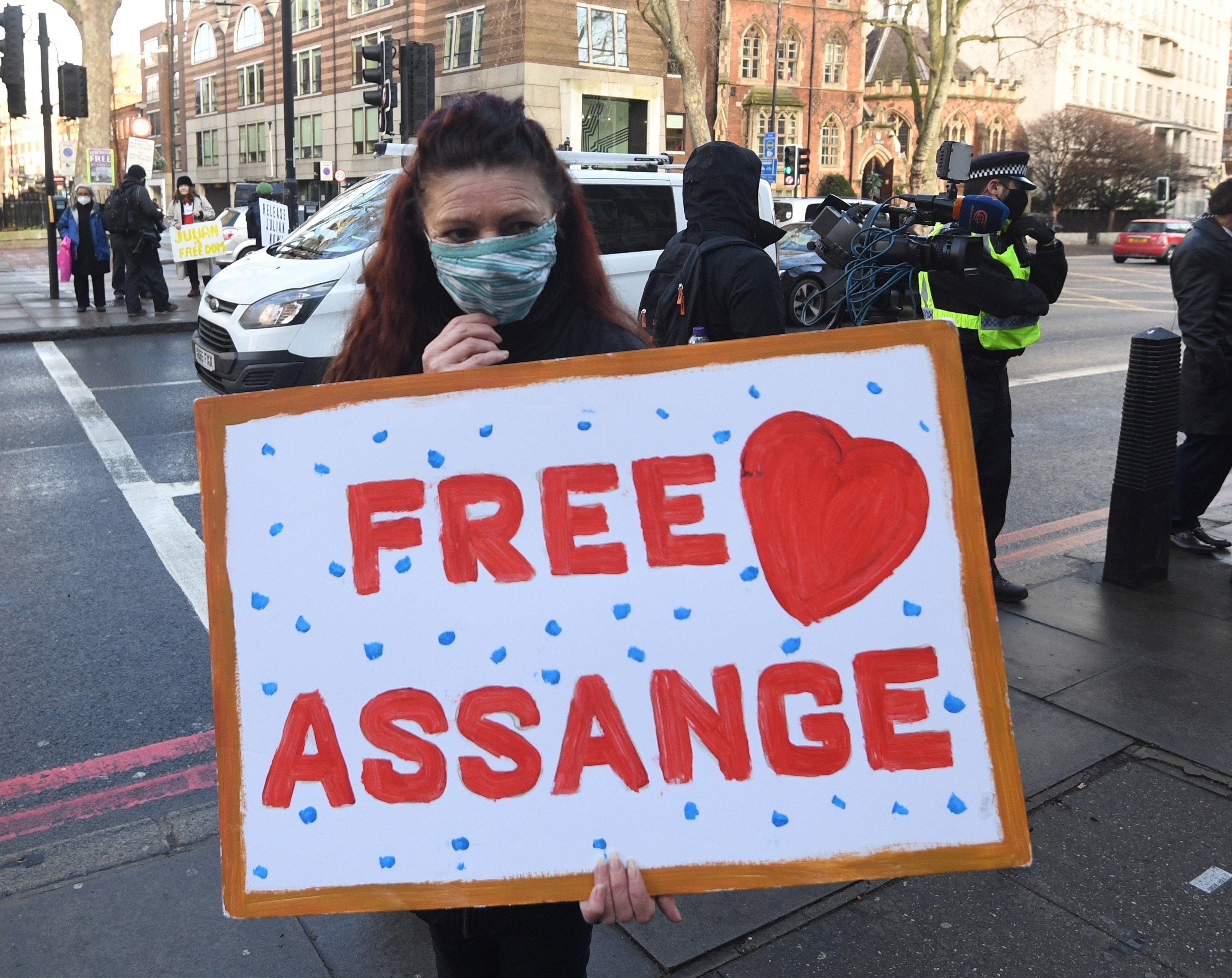 La justicia británica niega la libertad condicional a Assange